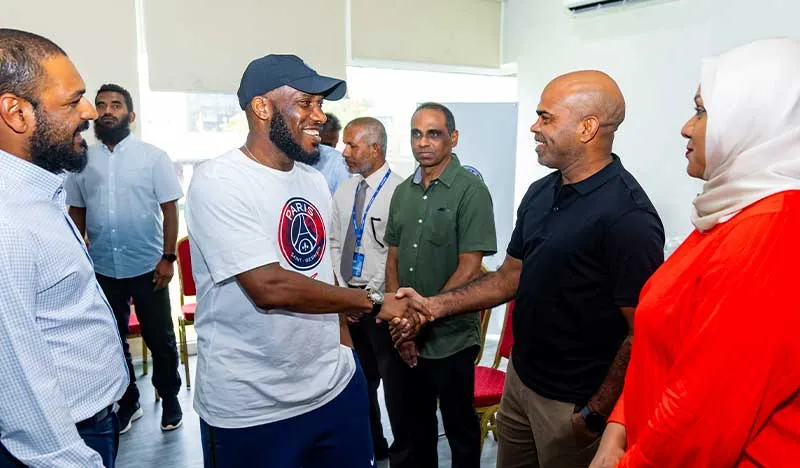 އުރީދޫ އިން ޕީއެސްޖީގެ ލެޖެންޑް ޖޭ-ޖޭ އޮކޯޗާއާ އެކު ހާއްސަ މީޓް އެންޑް ގްރީޓް ސެޝަނެއް ބާއްވައިފި