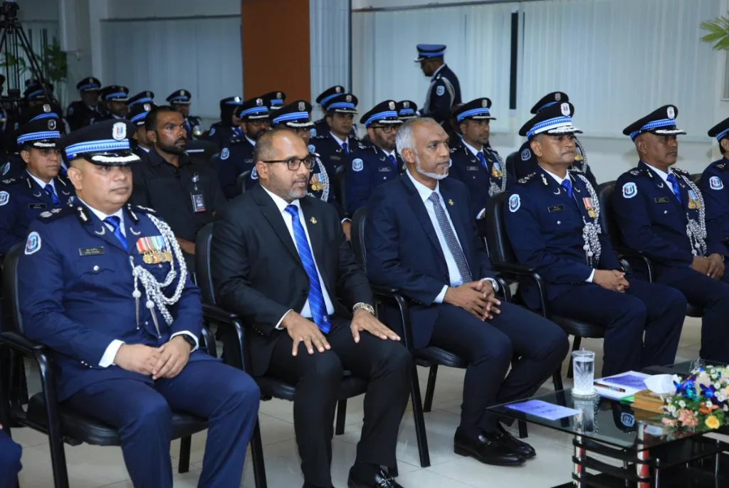 ސީޕީ ޝުޖާއު، ރައީސުލްޖުމްހޫރިއްޔާ ޑރ މުހައްމަދު މުޢިއްޒު އަދި ހޯމް މިނިސްޓަރ އަލީ އިހްސާން- ފޮޓޯ/ ރައީސް އޮފީސް