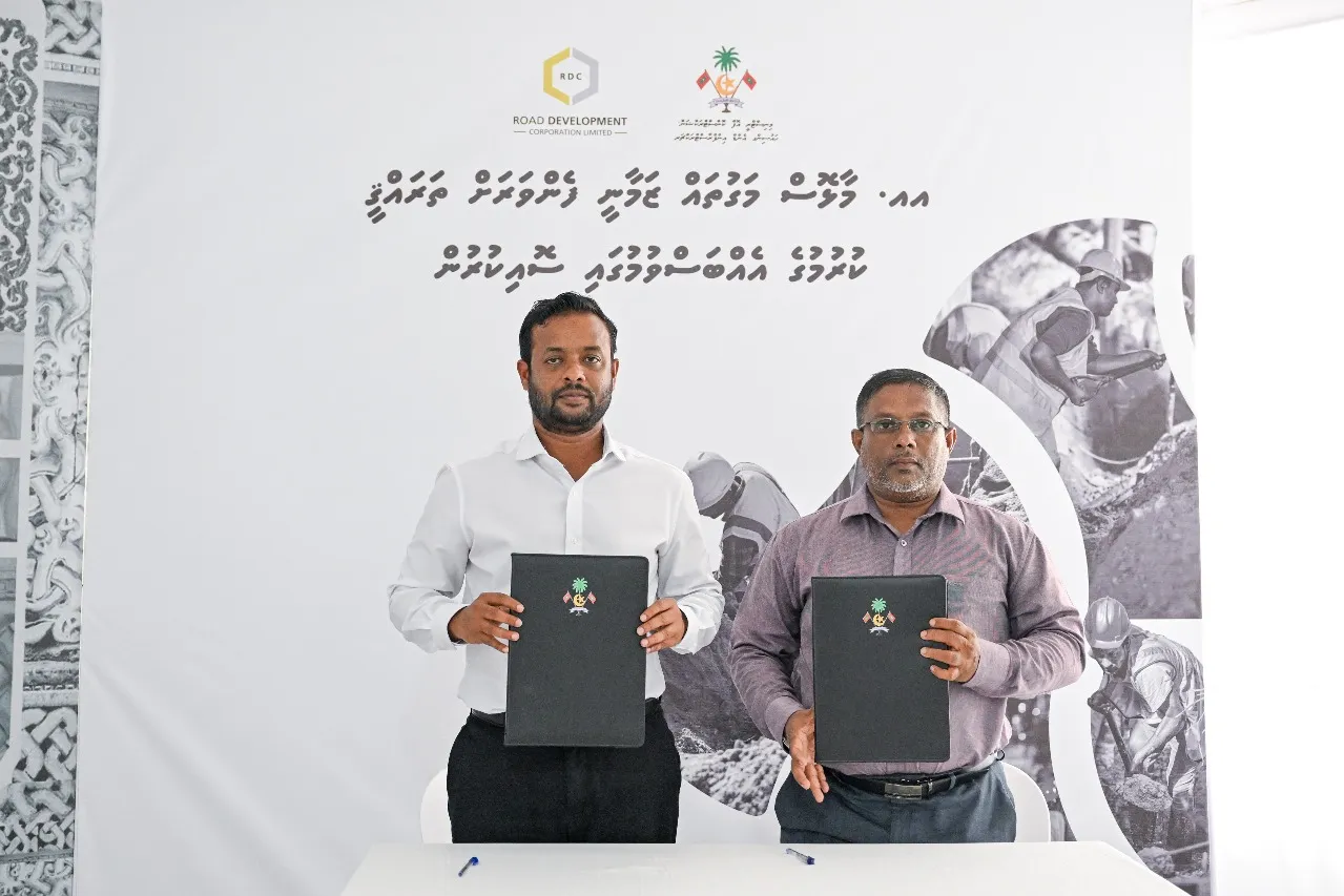 މާޅޮހު މަގުތައް ހެދުމުގެ އެއްބަސްވުމުގައި ސޮއިކުރުން... ފޮޓޯ: ރައީސް އޮފީސް