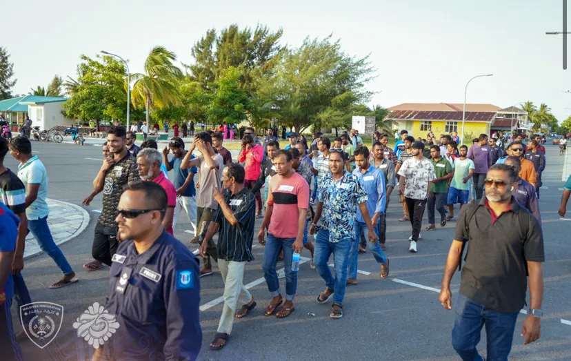 ދުވާފަރުގައި އިއްޔެ ހިންގި އޮޕަރޭޝަނުގައި ބިދޭސީންތައް އިމިގްރޭޝަންގެ ބެލުމުގެ ދަށަށް ގެންދަނީ.-- ފޮޓޯ: އިމިގްރޭޝަން