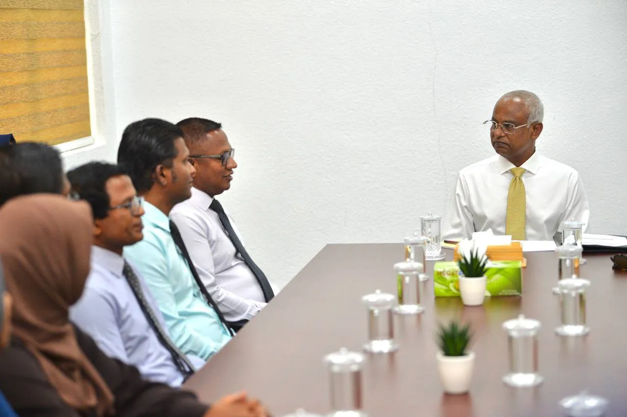 ރައީސް ޞާލިޙް އުކުޅަހު ކައުންސިލާއި އ.ތ.މ ކޮމިޓީއާއި ބައްދަލު ކުރައްވައިފި