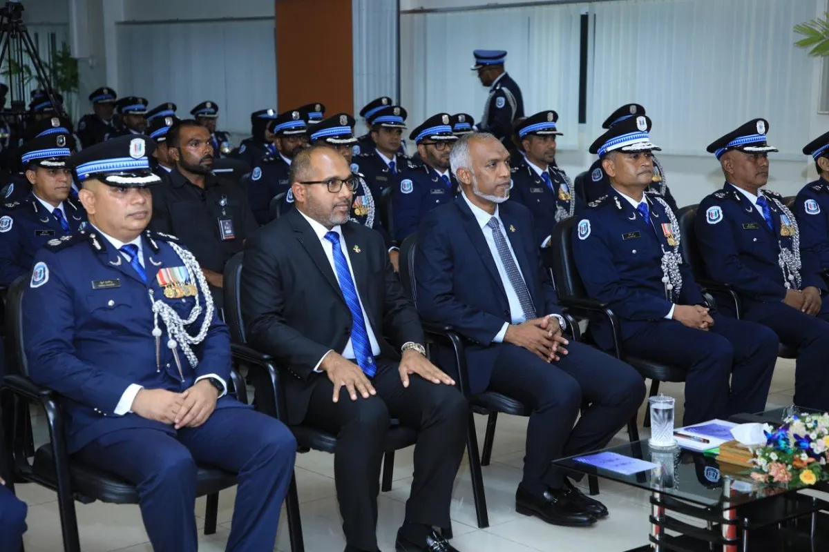 ރައީސުލްޖުމްހޫރިއްޔާ ޑޜ.މުއިއްޒު ފުލުހުންގެ ރަސްމިއްޔާތެއްގައި... ފޮޓޯ: މޯލްޑިވްސް ޕޮލިސް