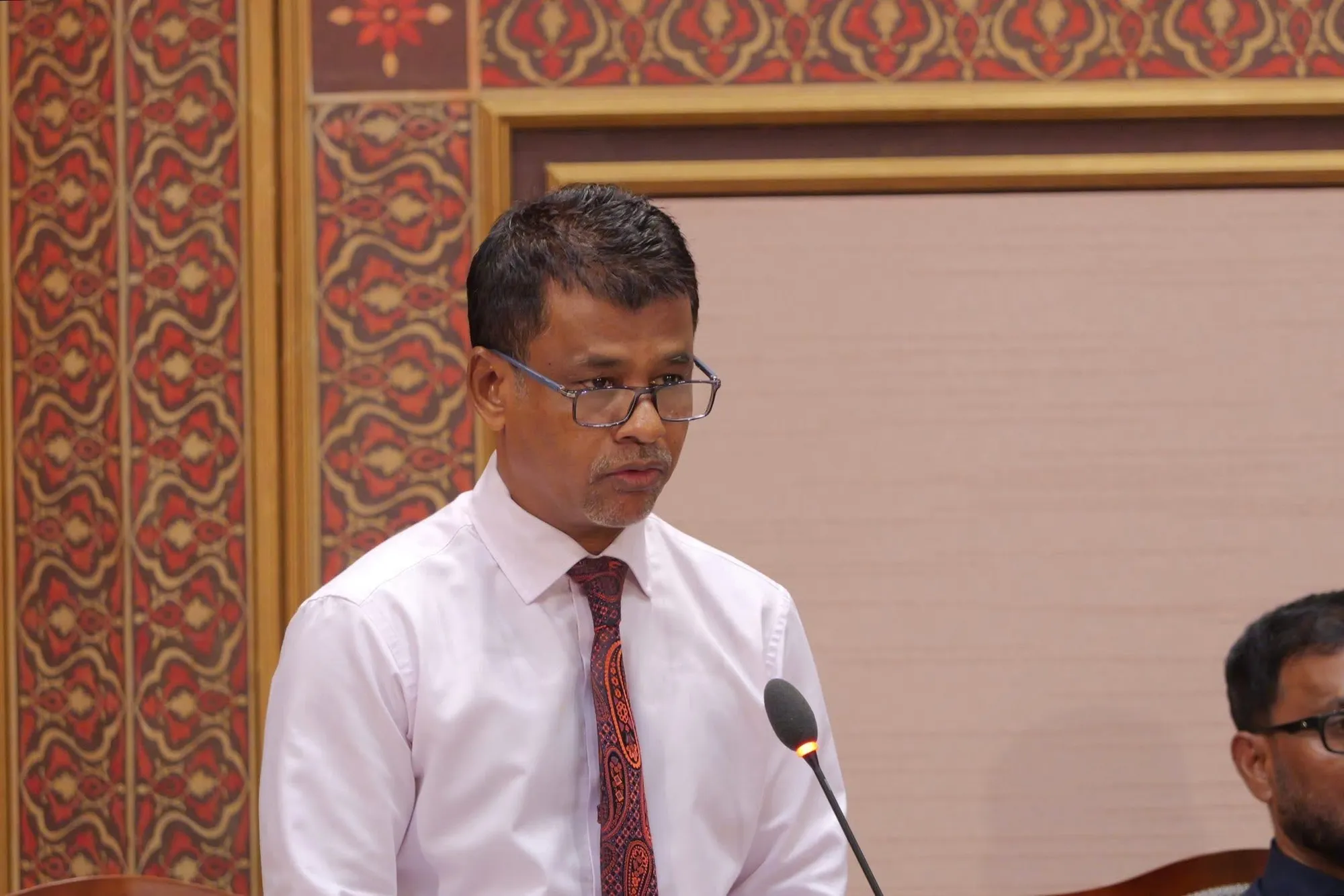 މަޖިލީހުގެ މިއަދުގެ ޖަލްސާގައި މެންބަރުންގެ ސުވާލަށް ވަޒީރު ނާޒިމް ޖަވާބު ދެއްވަނީ: ފޮޓޯ/ މަޖިލިސް
