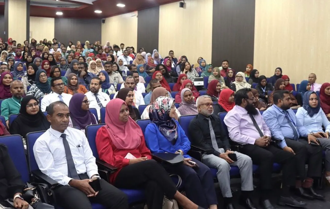 ޕޭ ކޮމިޝަނުން މުވައްޒަފުންތަކަކާ ބައްދަލުކުރުން-ފޮޓޯ: ސިވިލް ސާވިސް ޓްރެއިނިން އިންސްޓިޓިއު