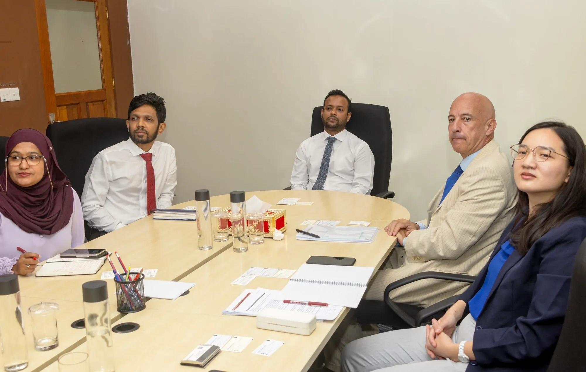 ވަޒީރު ޑރ. އަބްދުﷲ މުއްޠަލިބް އޭއައިއައިބީގެ އިސްވެރިންނާއި ބައްދަލުކުރެއްވުން-- ފޮޓޯ: މިނިސްޓްރީ
