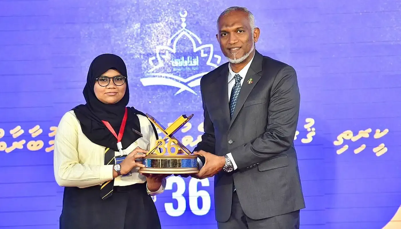 މިރޭ ބޭއްވި ގުރުއާން ކިޔެވުމުގެ ގައުމީ މުބާރާތުން ވަނަ ހޯދި ދަރިވަރަކަށް ރައީސް މުހައްމަދު މުއިއްޒު އިނާމު ހަވާލުކުރައްވަނީ -- ފޮޓޯ/ރައީސް އޮފީސް