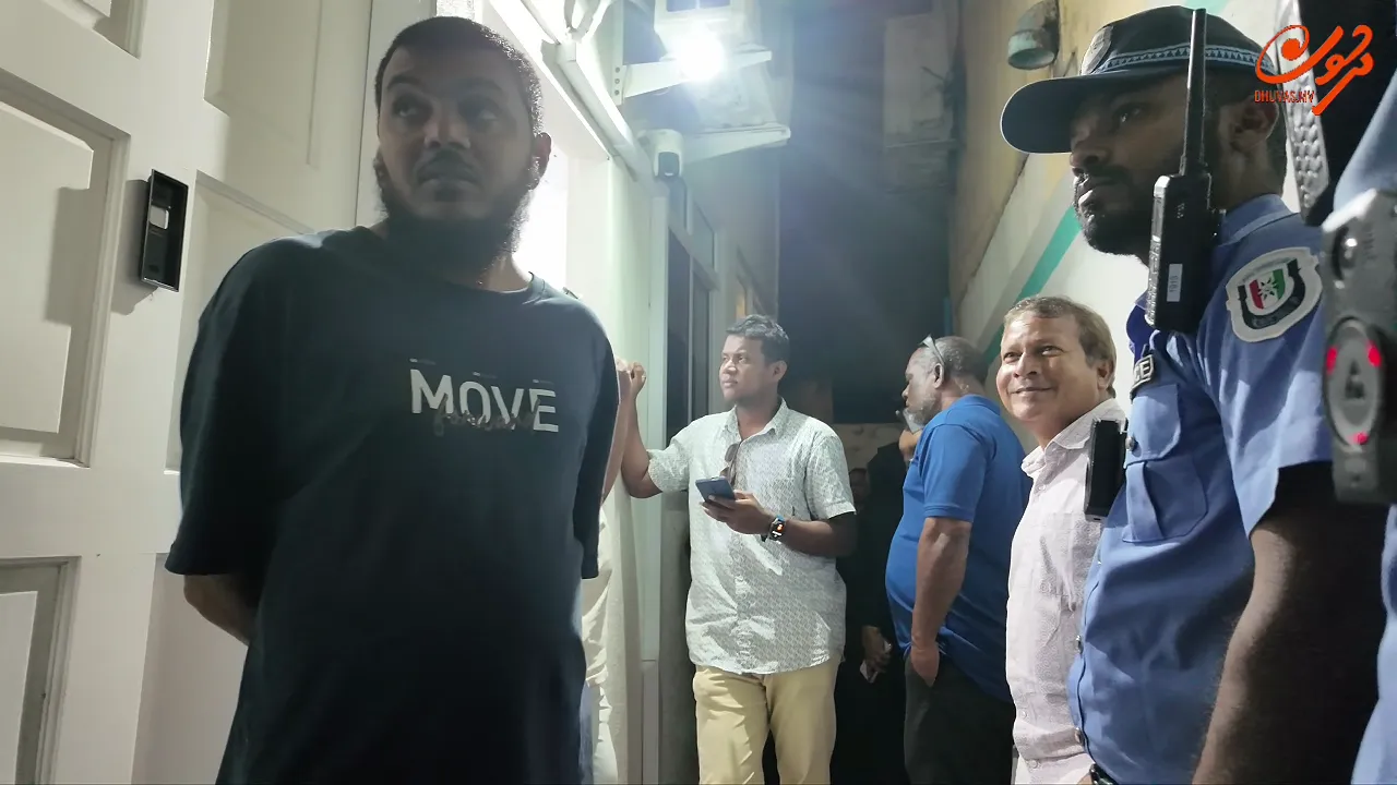 އަލް އަބްރާރް ގްރޫޕްގެ އޮފީހުގެ ބޭރުގައި މީހުން އެއްވައި އޮތް ވަގުތު -