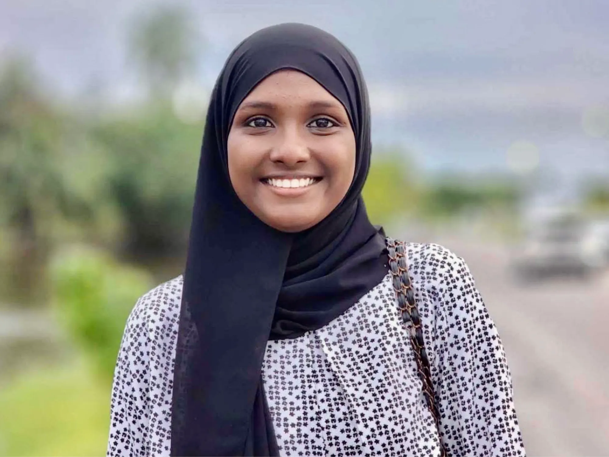 ގެއްލިގެން ހޯދަމުންދާ އަންހެން މީހާ