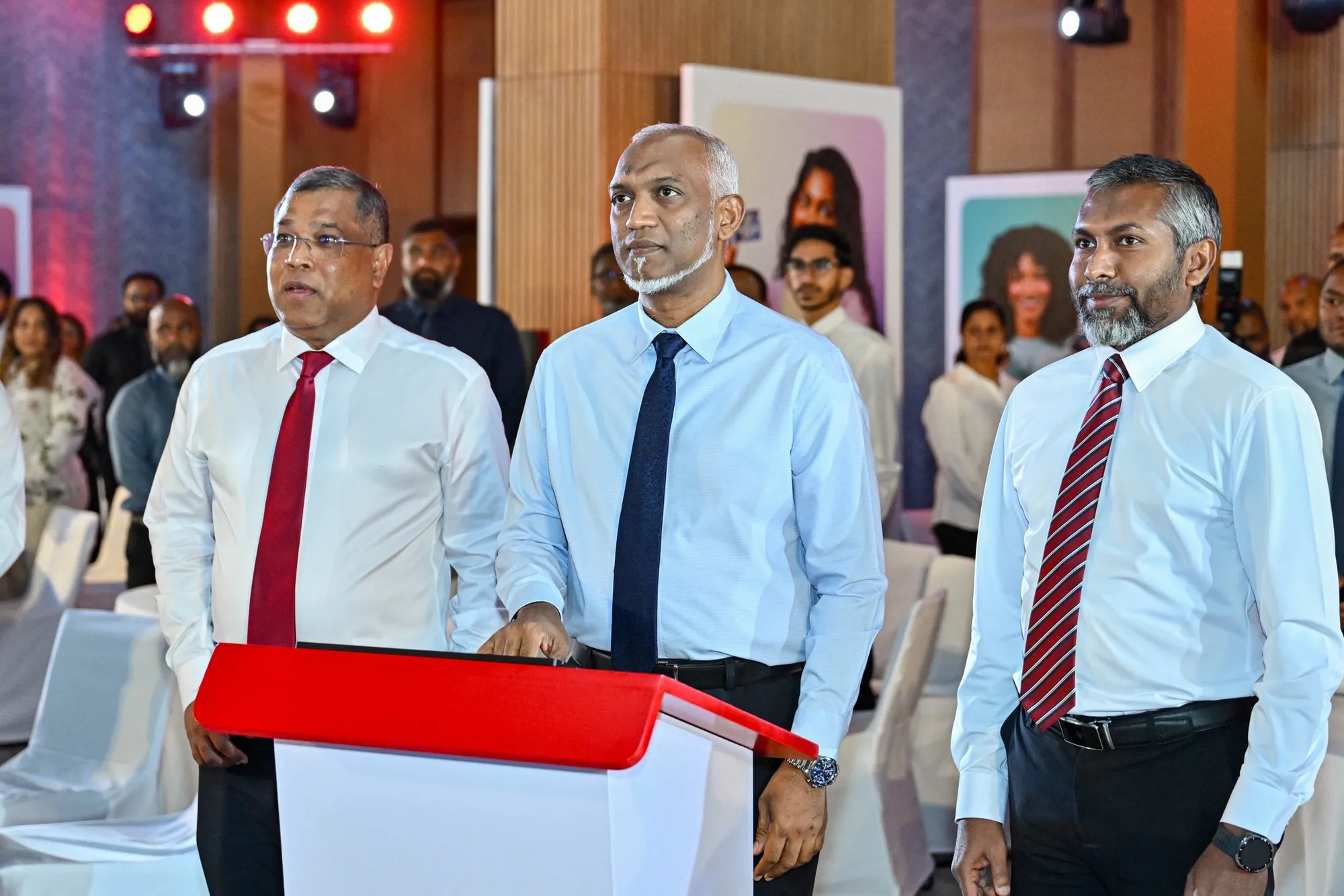 ރައީސުލްޖުމްހުރިއްޔާ ޑރ. މުޙައްމަދު މުއިއްޒު، އޭޓީއެމް ހިދުމަތް އިފްތިތާހު ކޮށްދެއްވުން