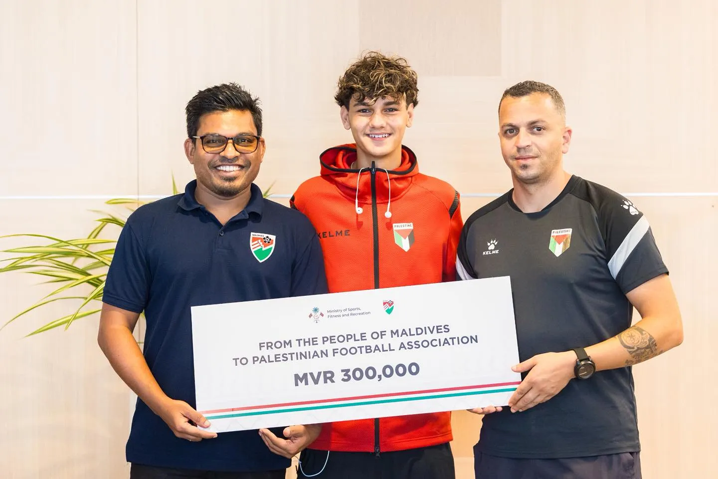 FAM presenting a symbolic cheque amounting to MVR 300,000 (Photo/FAM)