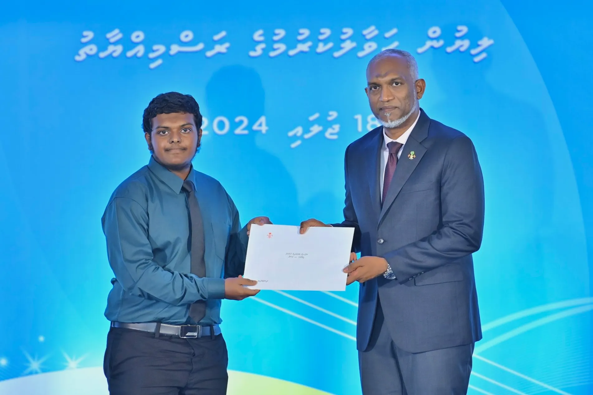 ރައީސުލްޖުމްހޫރިއްޔާ ދެއްވާ ޚާއްސަ ސްކޮލަރޝިޕާއި ހައިއެޗީވާރސް ސްކޮލަރޝިޕް ކާމިޔާބުކުރި ދަރިވަރުންނަށް އެ ސްކޮލަރޝިޕް ލިބުނުކަމުގެ ލިޔުން ޙަވާލުކުރުމަށް ބޭއްވި ޙަފްލާ - ފޮޓޯ: ވޮއިސް