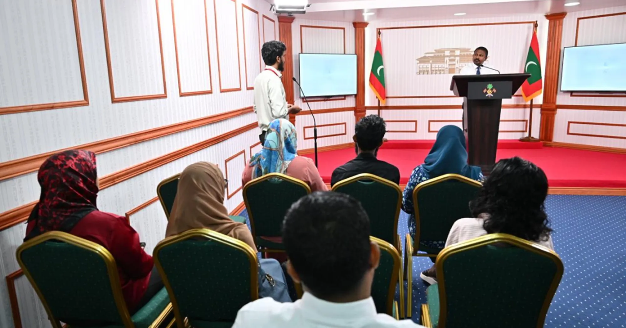 އެޓާނީ ޖެނެރަލް އުޝާމް ޕްރެސް ކޮންފަރެންސްގައި -
