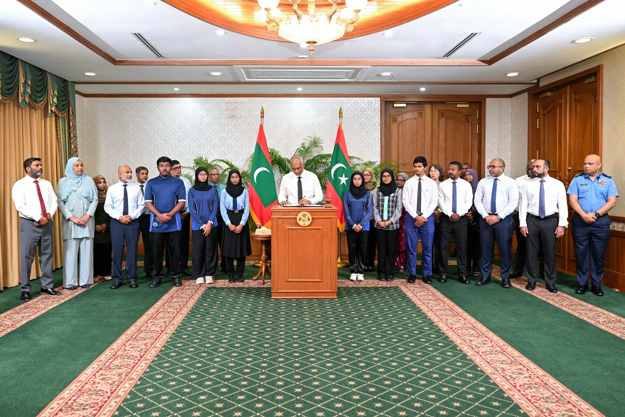 ރައީސް މުޢިއްޒު ބިލް ތަސްދީޤު ކުރެއްވިދުވަހު: ފޮޓޯ/ ރައީސް އޮފީސް