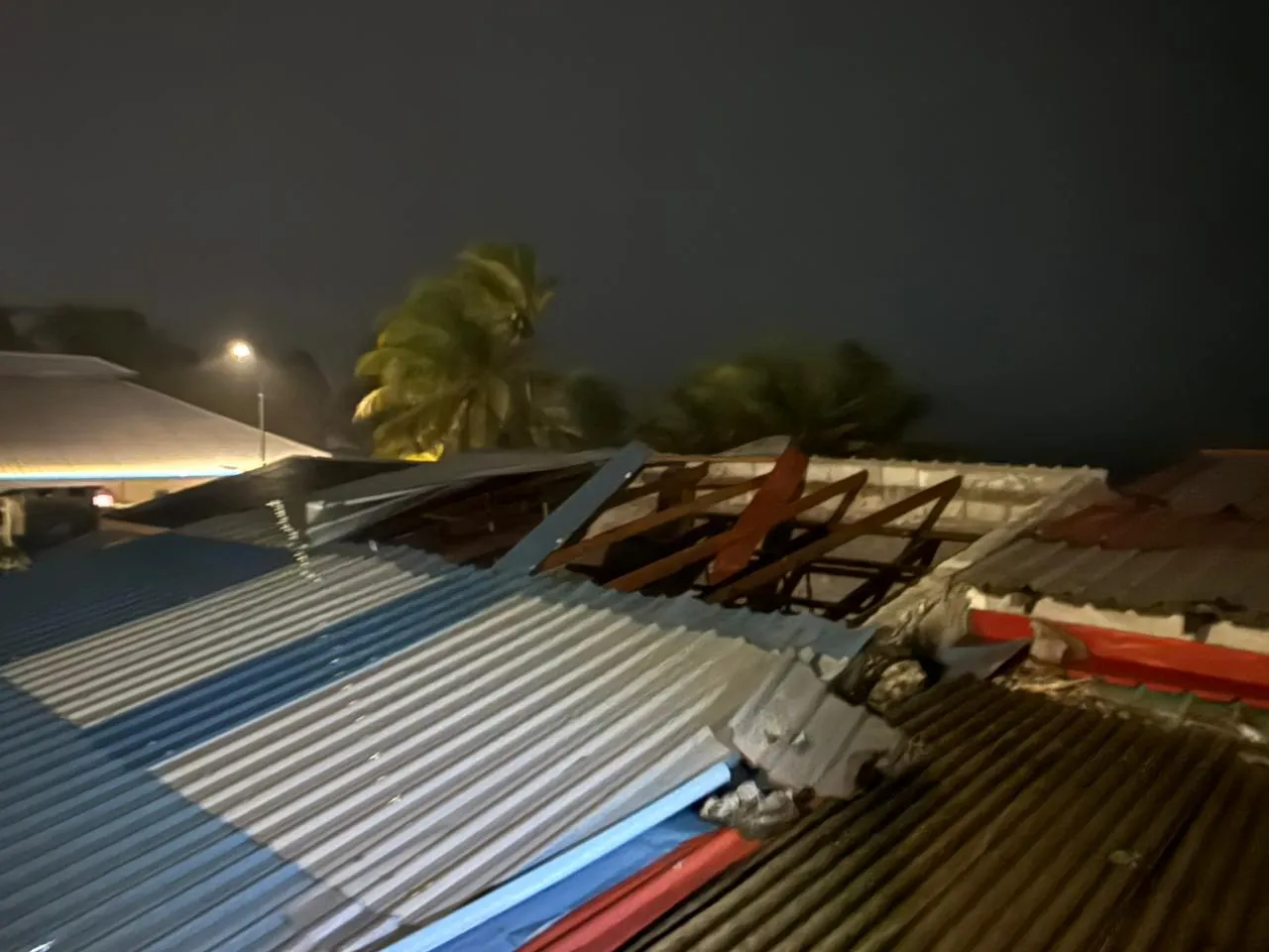 އައްޑޫ ސިޓީ ހިތަދޫ ގެއެއްގެ ފުރާޅު އެއްލާލާފައި- ފޮޓޯ/ އެމްއެންޑީއެފް