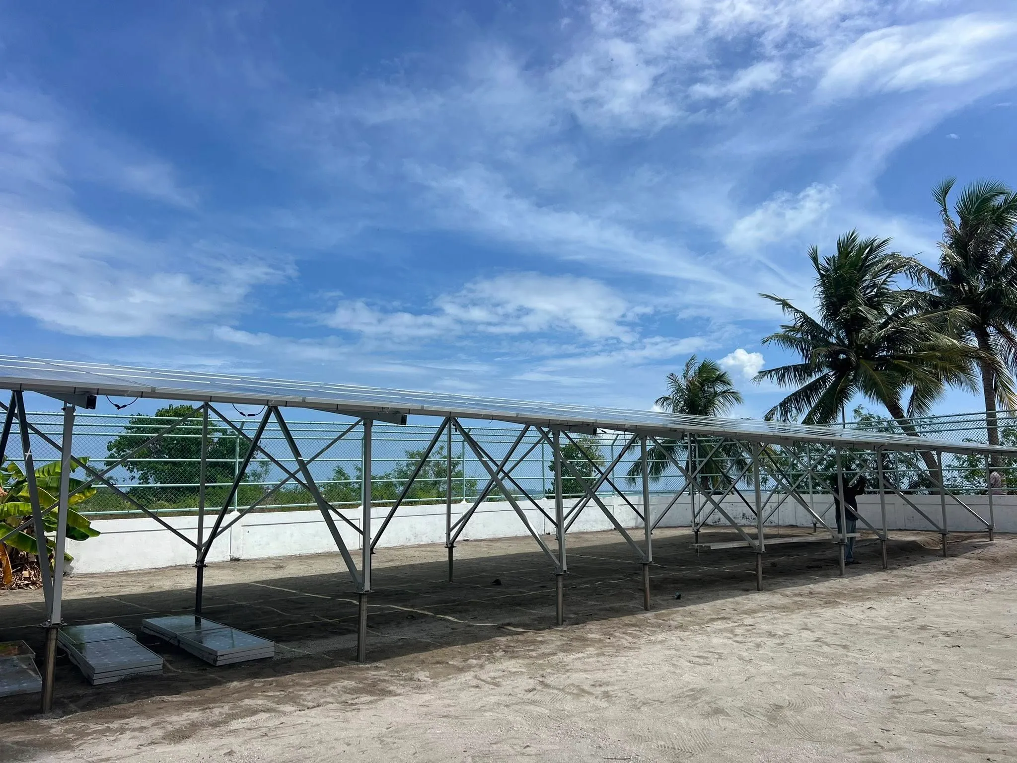 ގއ ދާންދޫ ދިރާގު ސައިޓްގައި ހުރި ސޯލާ ޕެނަލްތަކުގައި ރޯވެއަނދައިފި