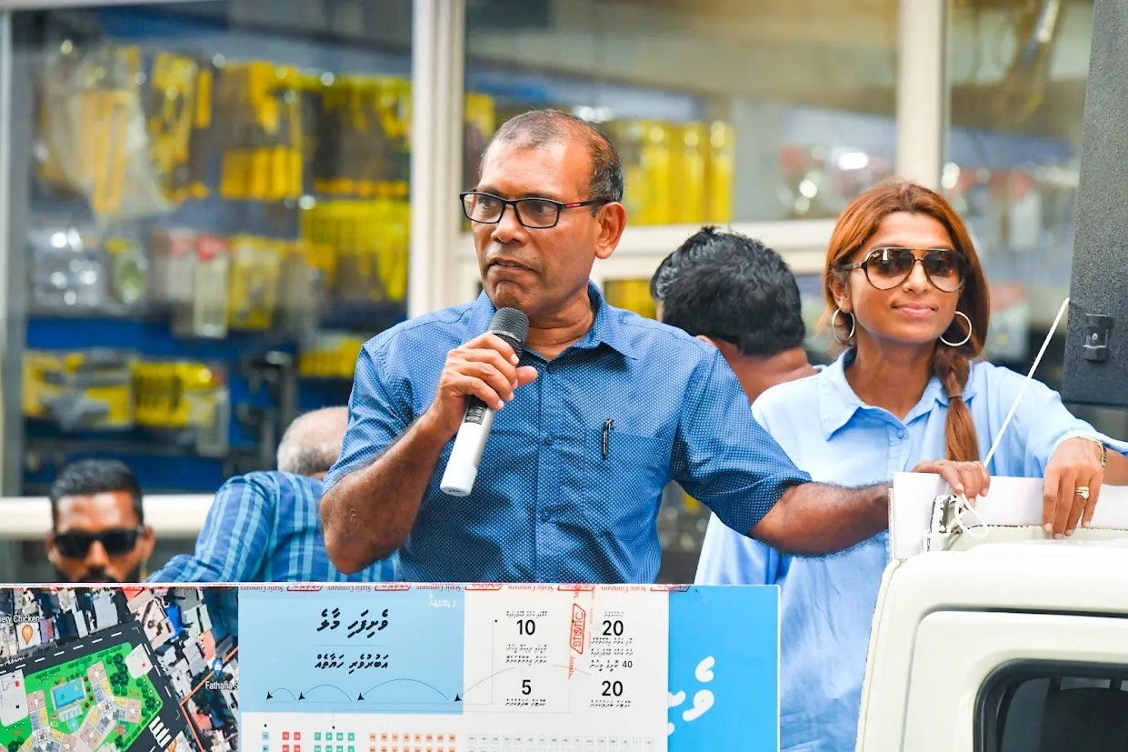 ދަ ޑިމޮކްރެޓްސްގެ ކެމްޕޭނެއްގައި ރައީސް ނަޝީދު - ފައިލް ފޮޓޯ: ދުވަސް