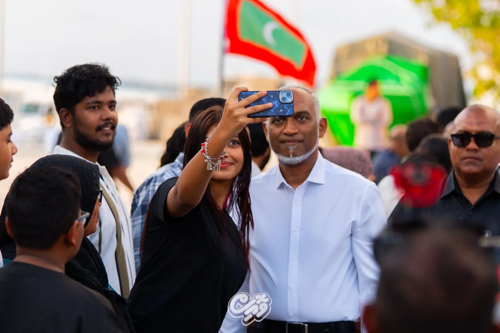ދަރަވަންދޫ އިން ރައީސަށް މަރުހަބާ ދެންނެވުން -- ފޮޓޯ: ވޮއިސް