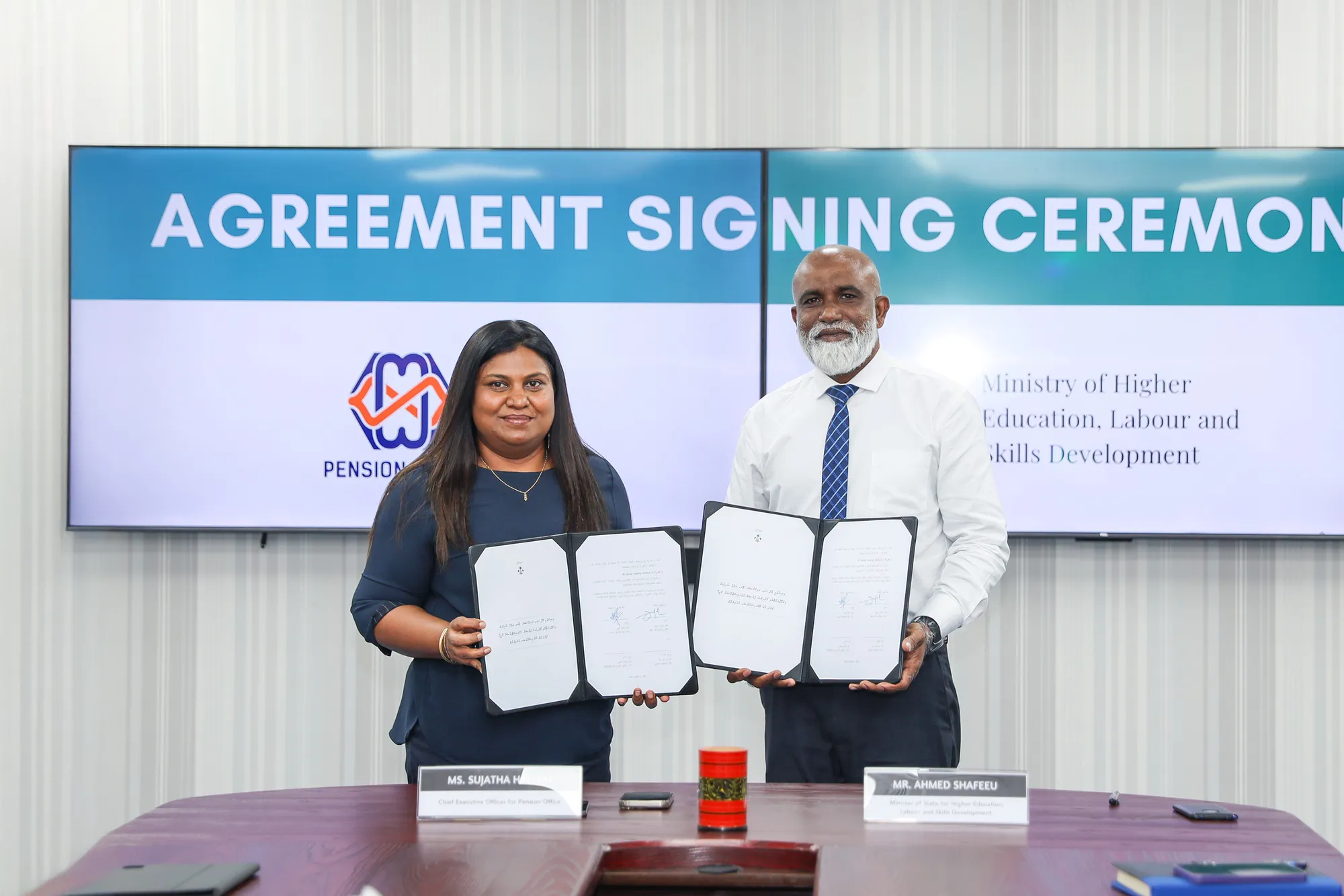 ޕެންޝަން އޮފީހާއި މަތީ ތަޢުލީމު ވުޒާރާއާ ދެމެދު އެއްބަސްވުމެއްގައި ސޮއިކުރުން: ފޮޓޯ/ ޕެންޝަން އޮފީސް