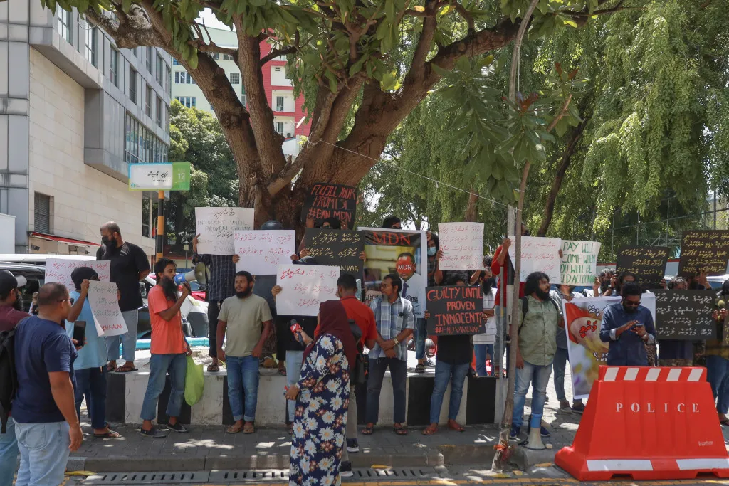 ރައްޔިތުންގެ މަޖިލީހުގެ ކުރިމަތީގައި އާއްމުން ކުރަމުންދާ މުޒާހަރާ-- ފޮޓޯ: ދިޔަރެސް