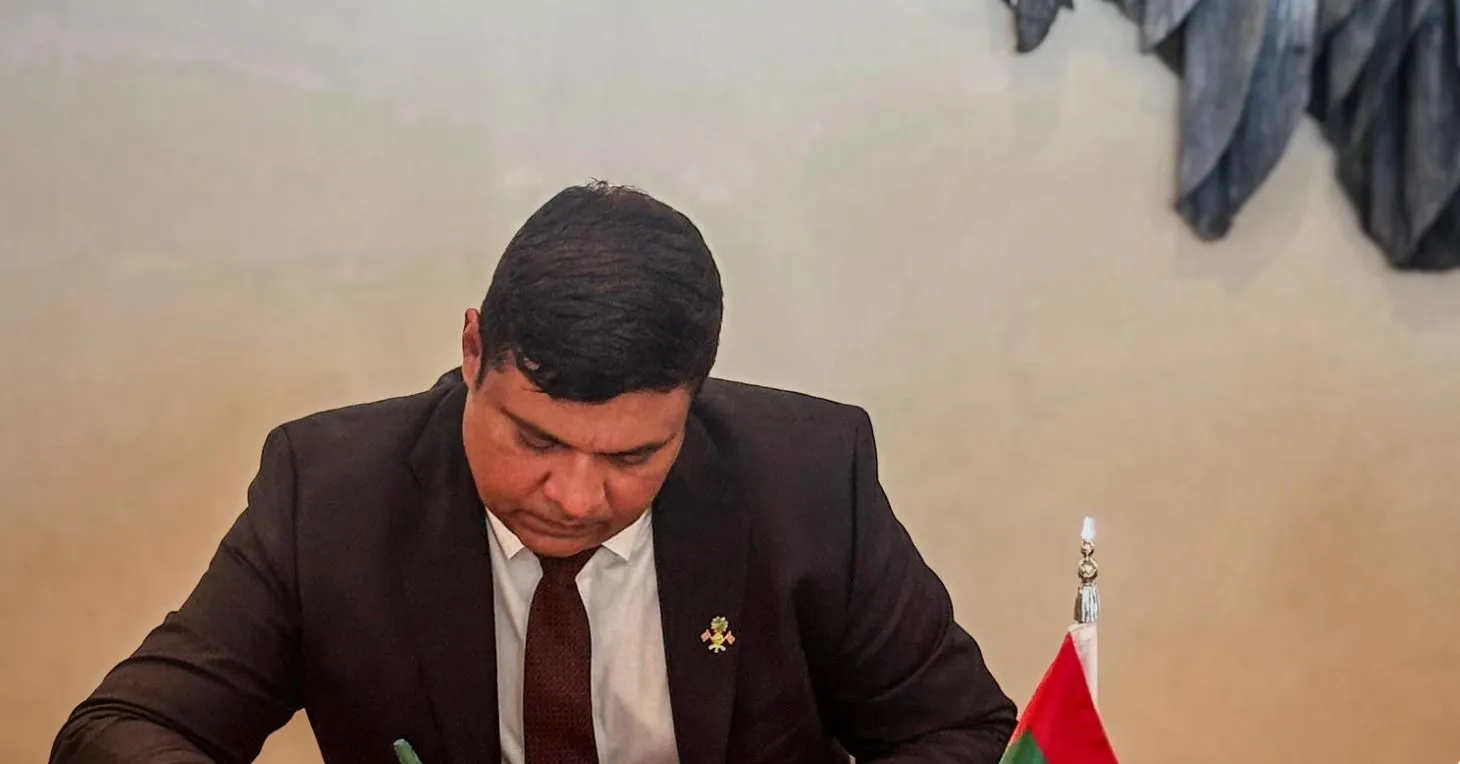 ދިވެހިރާއްޖެއާއި ސަޢޫދީ އަރަބިއްޔާއާ ދެމެދު ވައިގެ ދަތުރުފަތުރުގެ ދާއިރާއާއި ގުޅުންހުރި ފަހުމުނާމާގައި ސޮއިކުރައްވައިފި