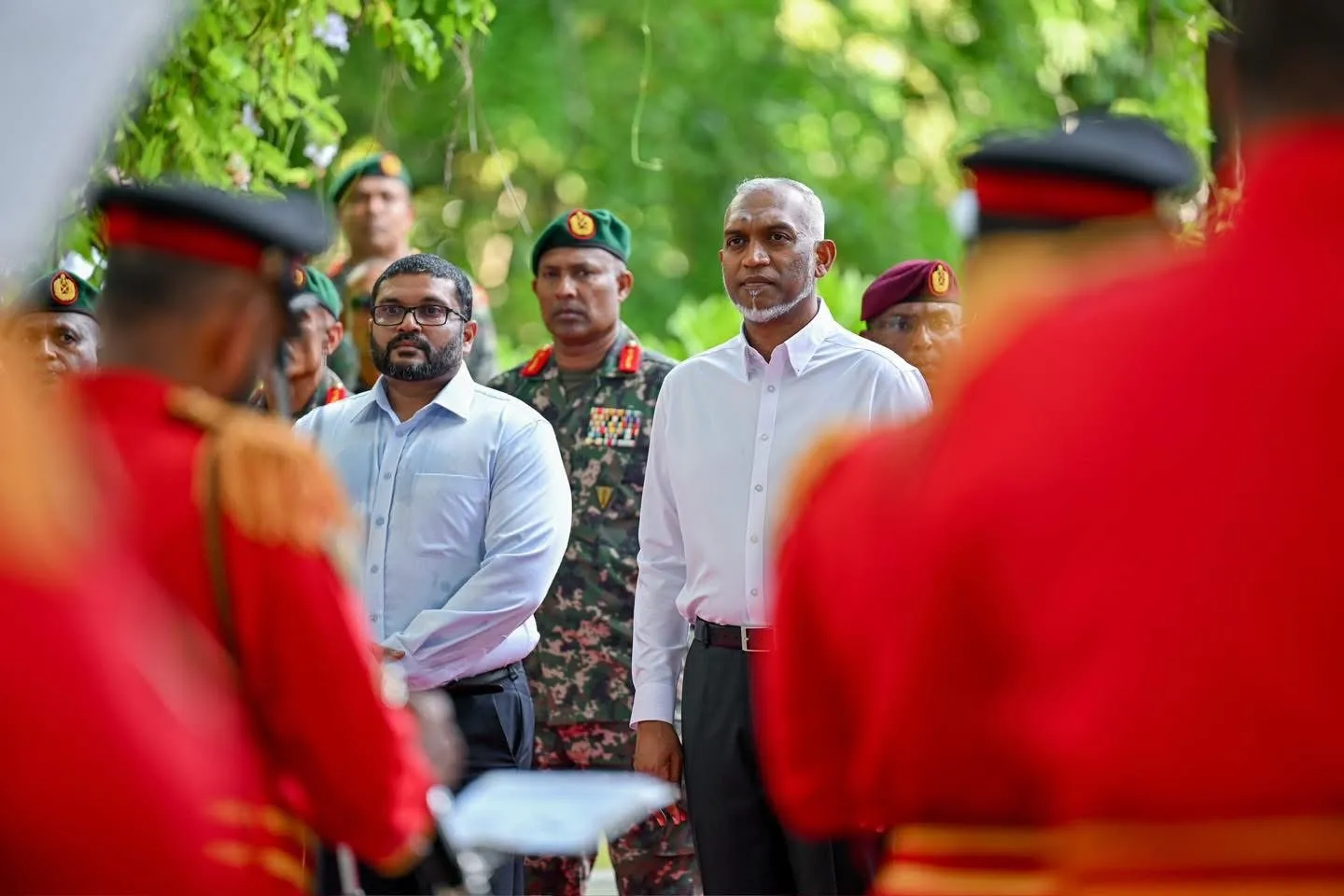 މިނިސްޓަރު ޣައްސާން މައުމޫން، ރައީސް މުއިޢްޒުގެ އަރިހުގައި -- ފޮޓޯ: ރައީސް އޮފީސް