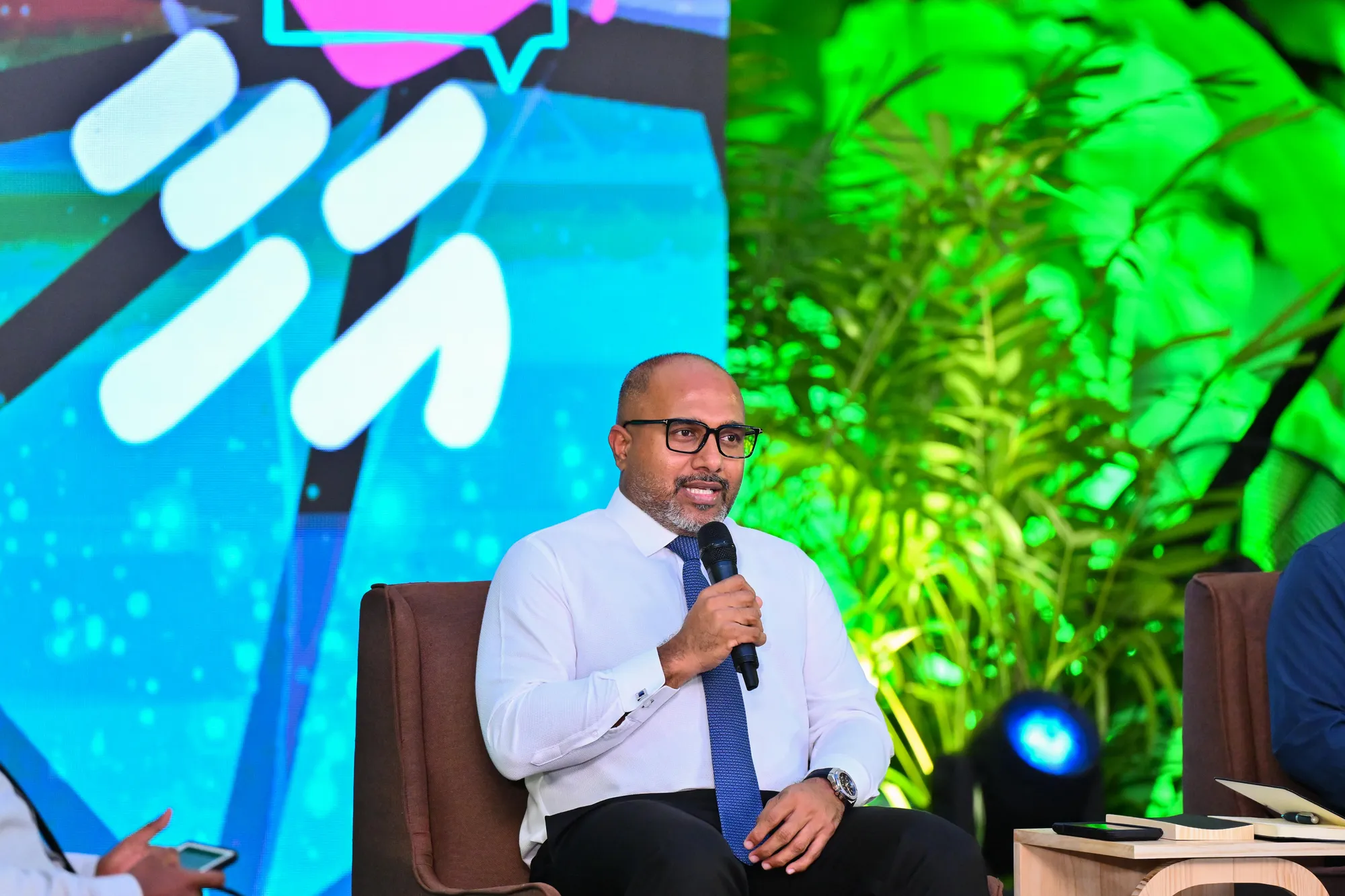 ރާއްޖެގައި ދިރިއުޅޭ 2 ލައްކައަށްވުރެ ގިނަ ބިދޭސީން މިހާރު ވަނީ ވެރިފައި ކުރެވިފައި: މިނިސްޓަރު އިހުސާން