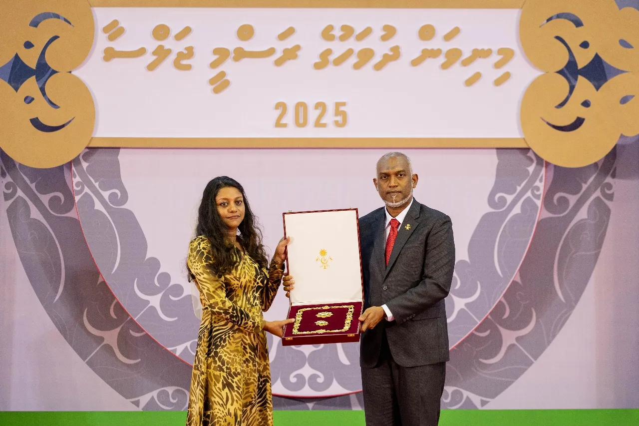 ކުރީގެ މިނިސްޓަރު ހަސަން ސޯބިރަށް ނިޝާން އިއްޒުއްދީނުގެ އިއްޒަތުގެ ވެރިކަމުގެ ލަގަބު އަރުވައިފި