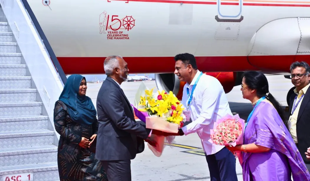 President Dr. Muizzu and First Lady Sajidha Mohamed being received in Bengalore (Photo /Times of India)