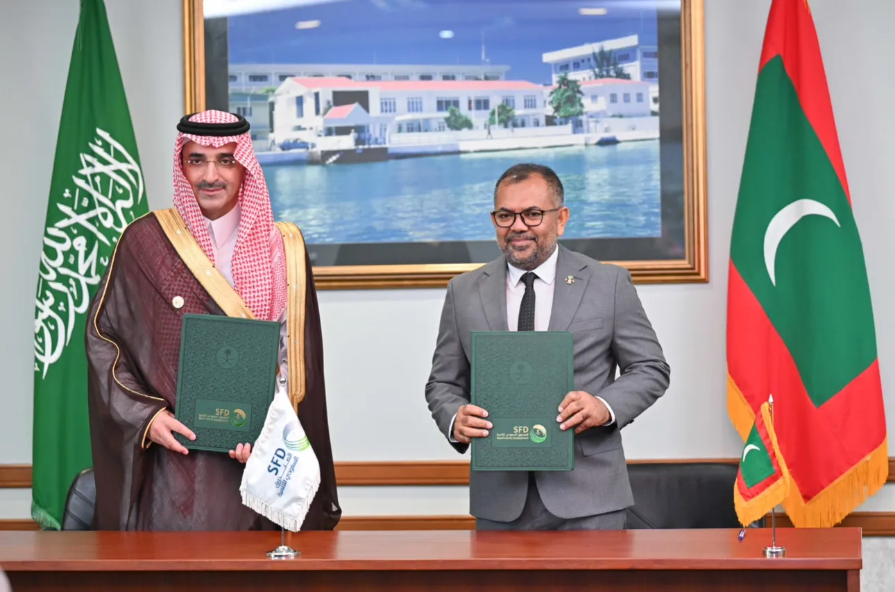 ސައުދީ ފަންޑުން އެއާޕޯޓް މަޝްރޫޢުއަށް ލޯނު ދޭން އެއްބަސްވުމުގައި ސޮއި ކުރުން: ފޮޓޯ/ ރައީސް އޮފީސް