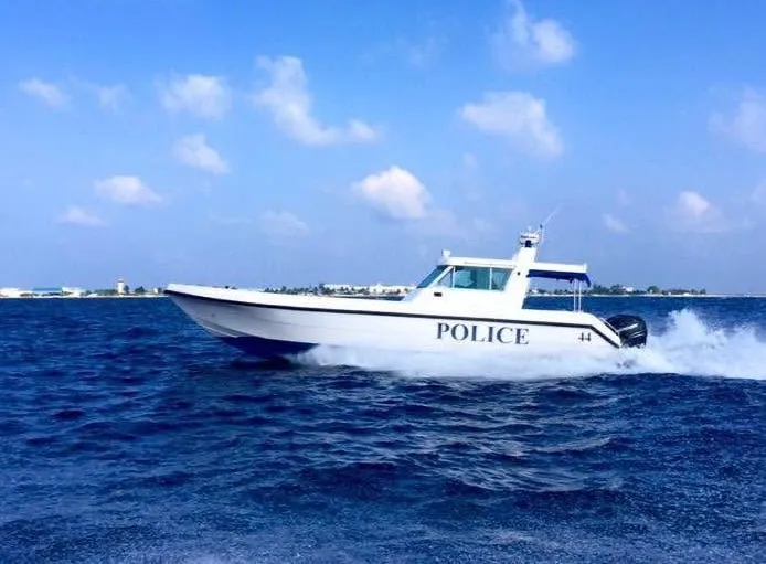 ޗައިނާގެ ފަތުރުވެރިއަކު އޮޔާސް ގޮސް ކަނޑުމަތީގައި އޮއްވައި ފެނުނީ ފުލުހުންނަށް
