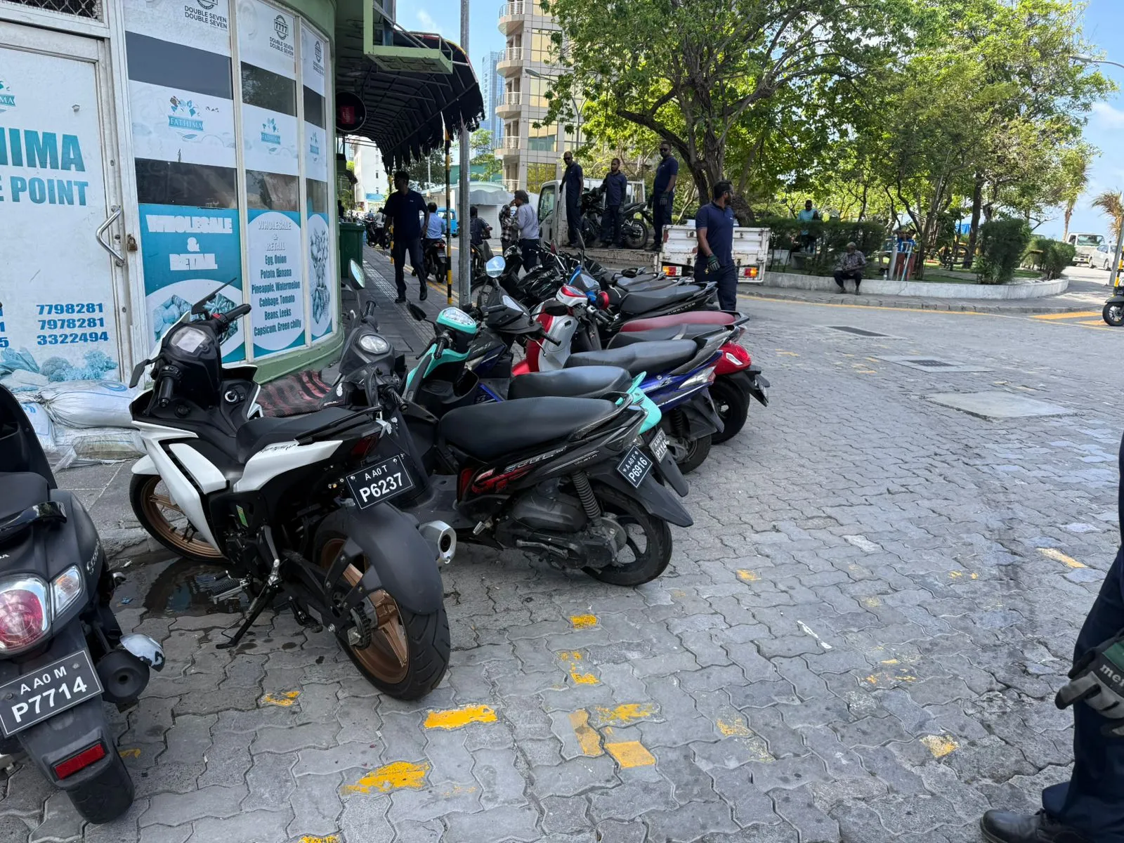 މަގުގެ ކަންމަތީ ސައިކަލްތައް ޕާކްކޮށްފައި-- ފޮޓޯ/ ޕޮލިސް