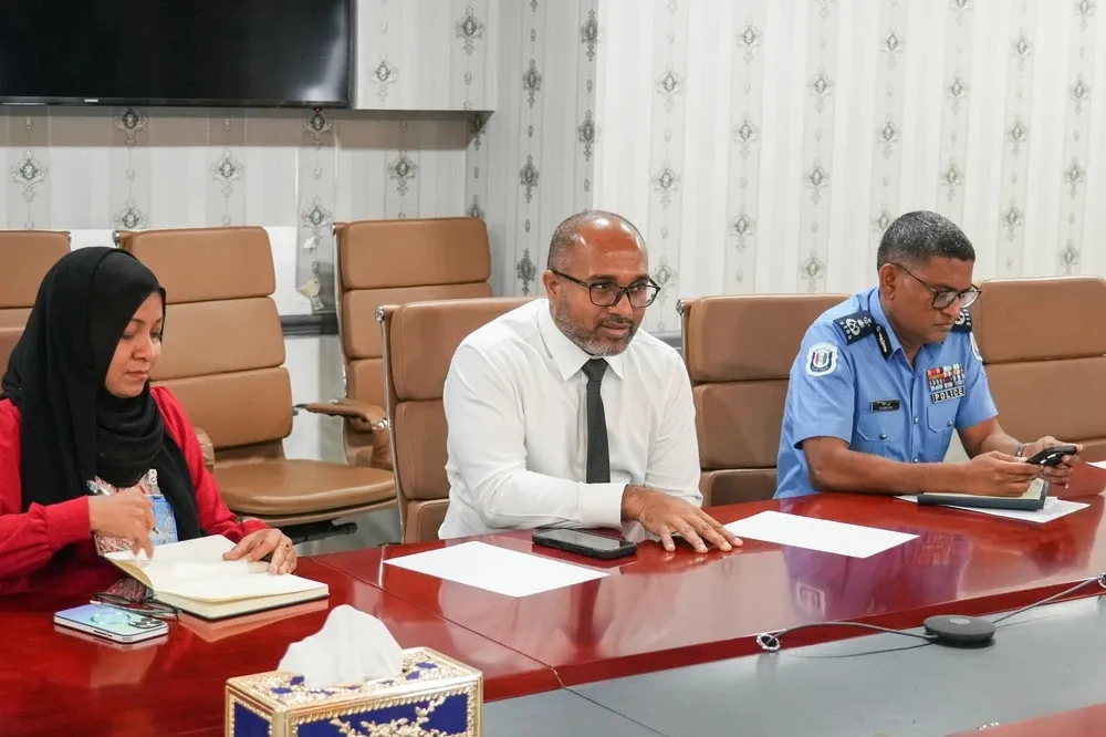 ބައްދަލްވުމުގައި މިނިސްޓަރު އިހްސާން އާއި ސީޕީ ޝުޖާއު ބައިވެރިވެވަޑައިގަންނަވަނީ -- ފޮޓޯ: ހެލްތް މިނިސްޓްރީ