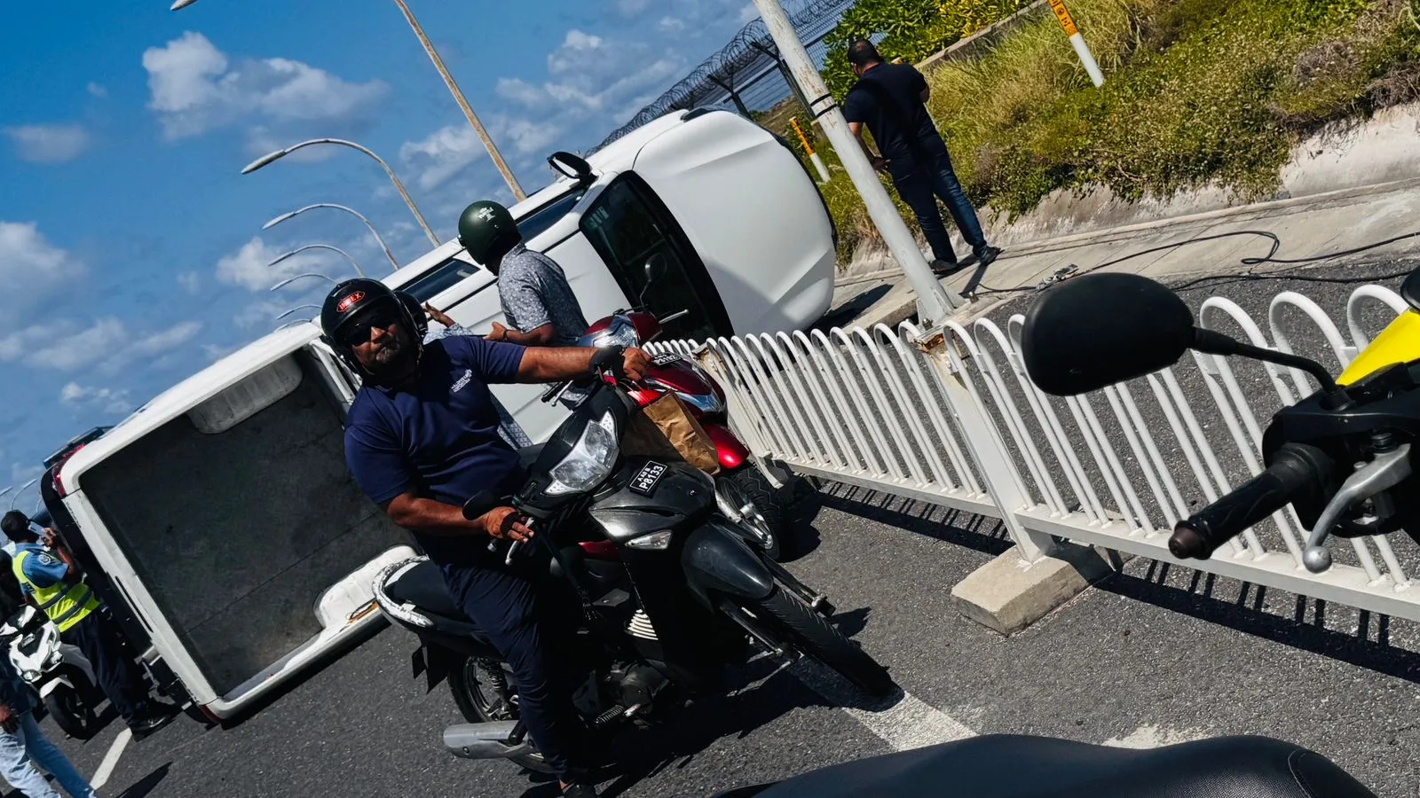 ބްރިޖު ފެންސުގައި ޖެހި ޕިކަޕެއް ފުރޮޅާލައިފި
