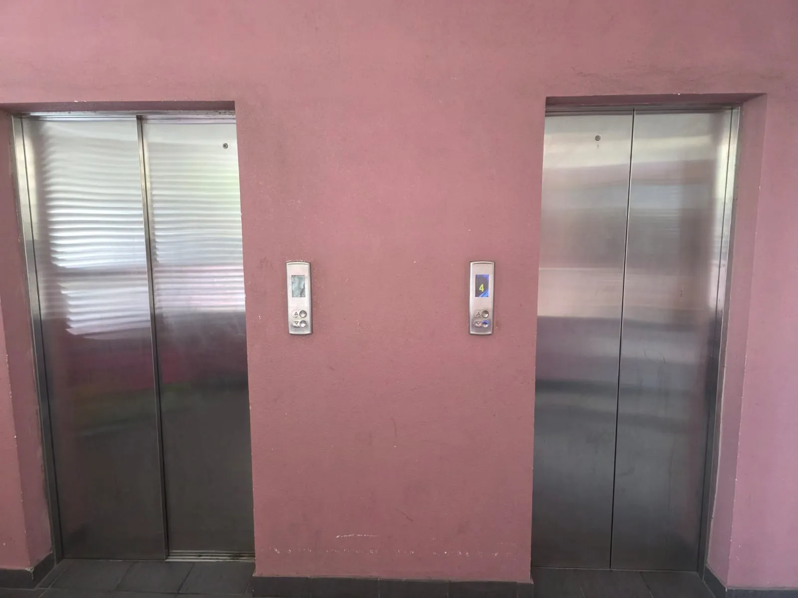 ދިހަ ބުރިއަށް ހަދާފައިވާ އަރަބިއްޔާ ފްލެޓް ޢިމާރާތުގެ ހުރިހާ ލިފްޓެއް ހަލާކުވެފައި 