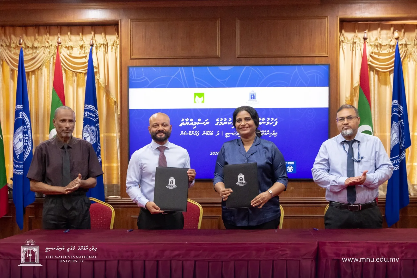 އެމްއެންޔޫއާ މައުމޫން ފައުންޑޭޝަންއާ ދެމެދު އެމްއޯޔޫގައި ސޮއި ކުރުން