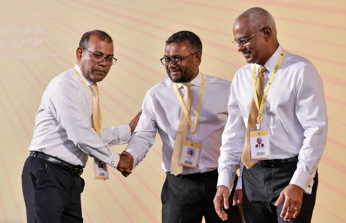 އެމްޑީޕީގެ ކޮންގްރެސްގެ ތެރެއިން، ފައްޔާޒު ނަޝީދާއި ސަލާމް ކުރައްވަނީ: ފޮޓޯ / މިހާރު