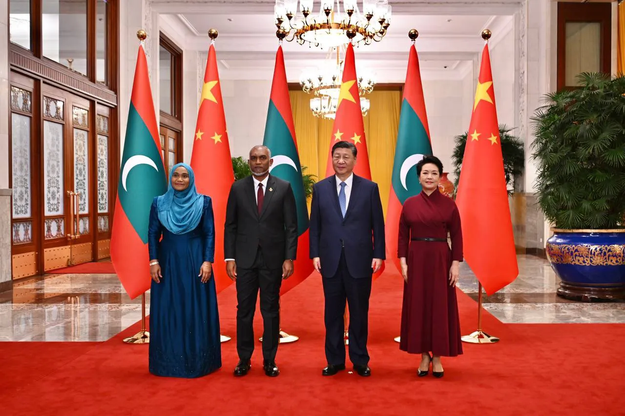 ޗައިނާގެ ރައީސް ޝީ ޖިންގްޕިންގ  އަދި ރައީސުލްޖުމްހޫރިއްޔާ ޑރ މުހައްމަދު މުއިއްޒު: ފޮޓޯ: ރައީސް އޮފީސް