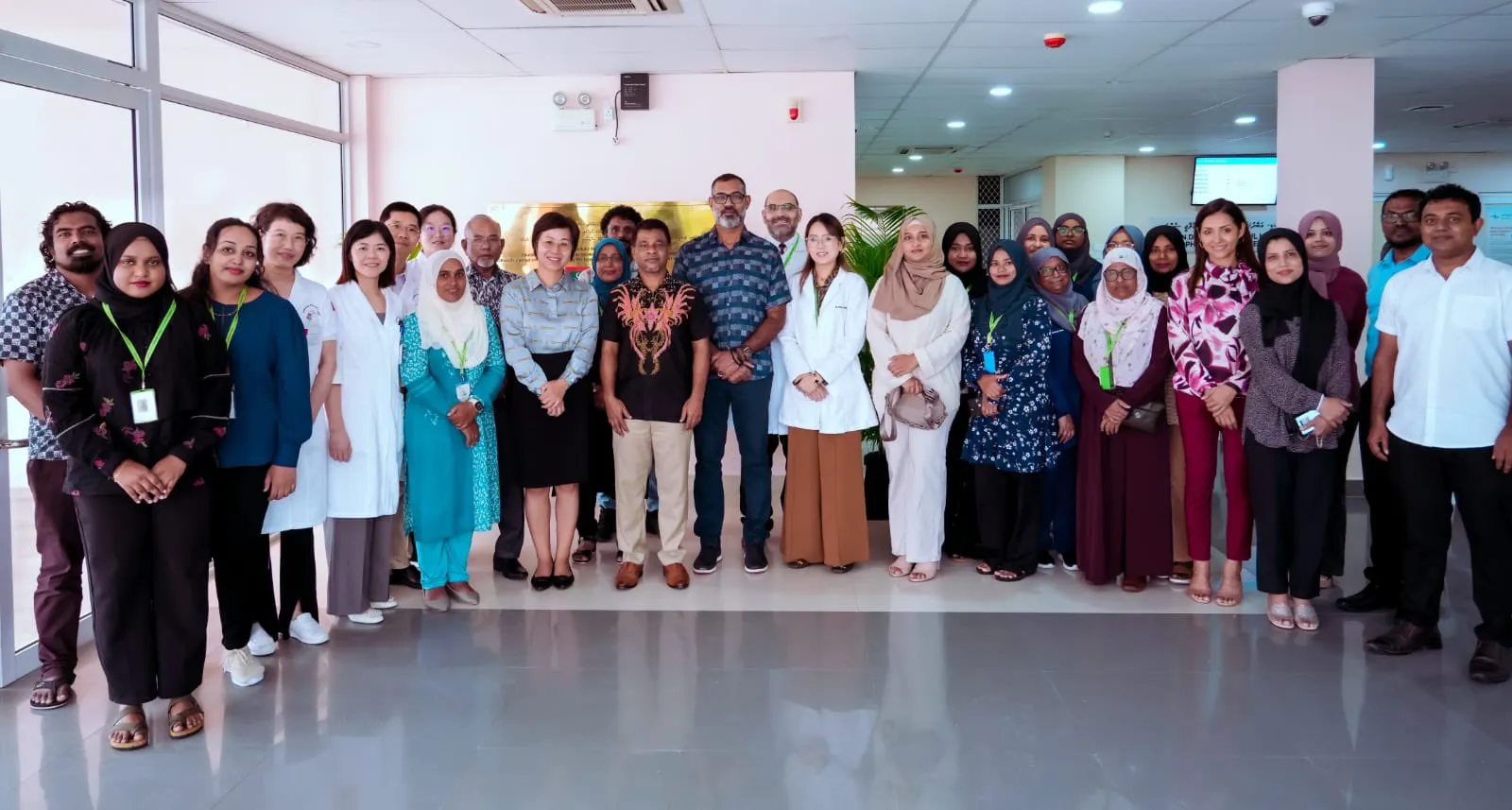 Minister Abdulla Nazim Ibrahim and Chinese Ambassador Wang Lixin with the group of Chinese doctors and other officials at the camp (Photo/Hulhumale’ Hospital)