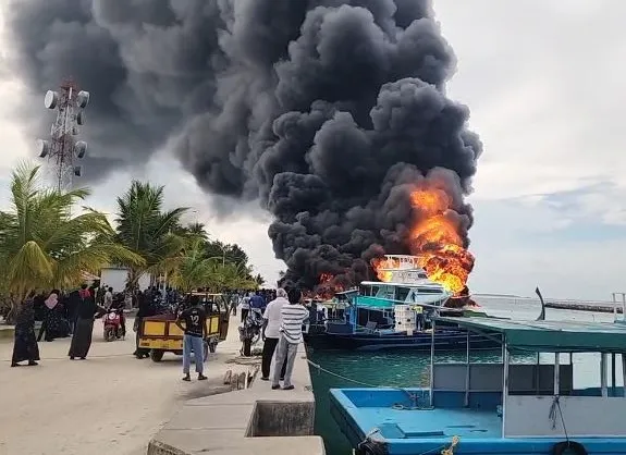 ފީއަލީ ބަނދަރުގައި އޮތް ތެޔޮބޯޓެއްގައި ރޯވެއްޖެ