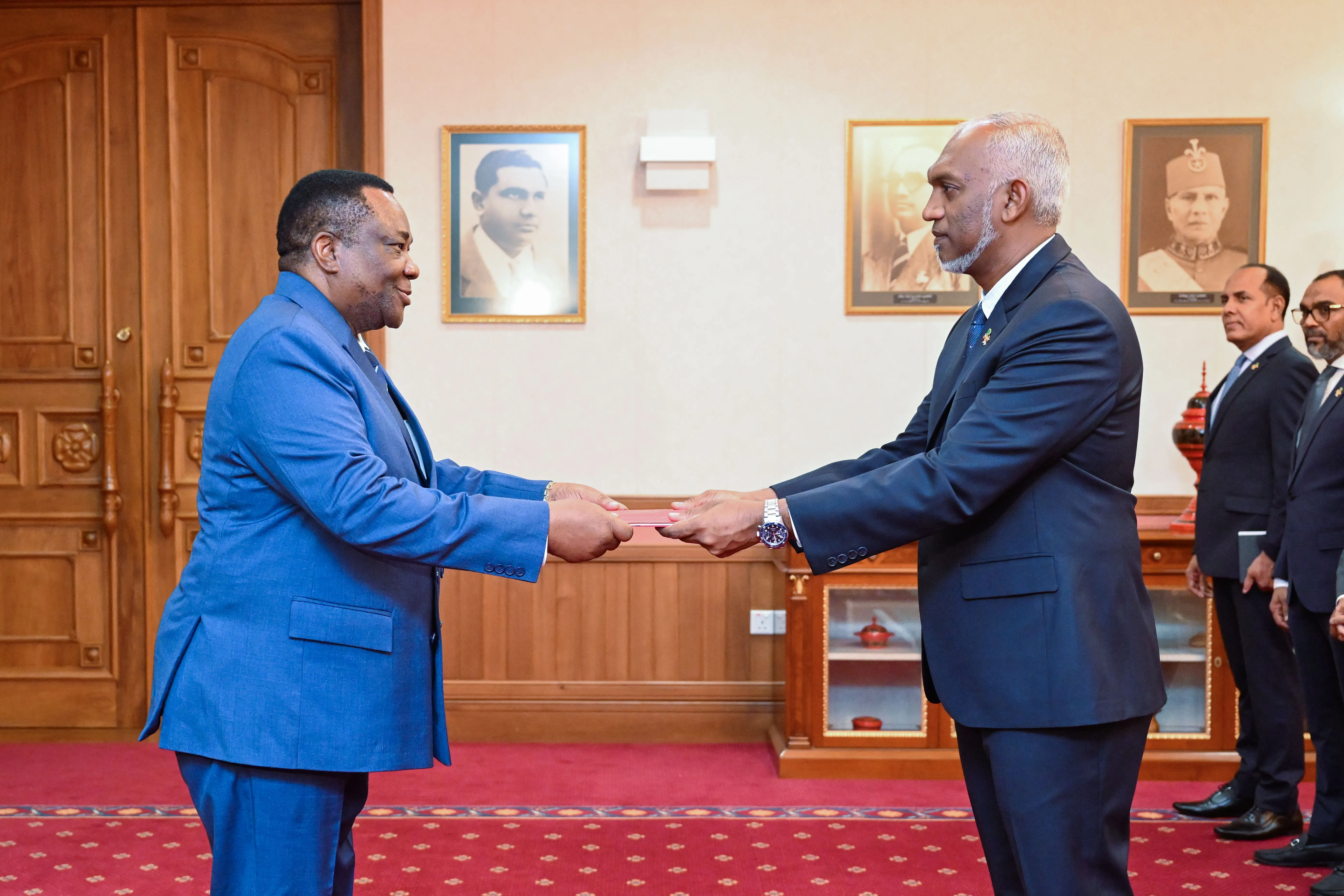 އެންގޯލާގެ އައު ސަފީރު،ސަފީރުކަމުގެ ފަތްކޮޅު ރައީސުލްޖުމްހޫރިއްޔާއަށް އަރުވައިފި