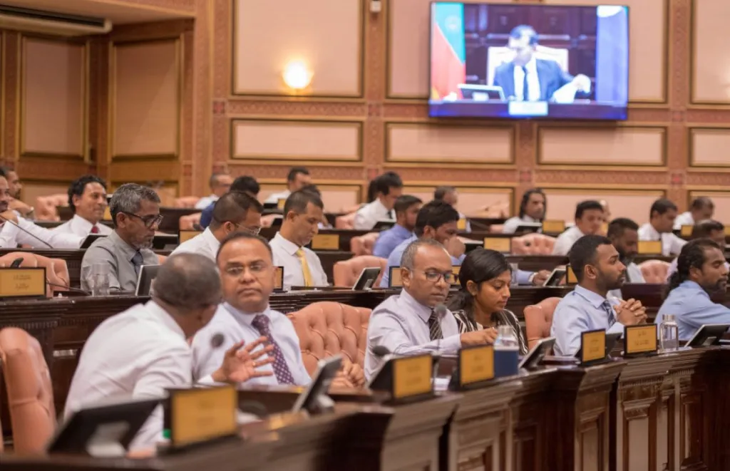 ދައުރުން ބޭރުން ޖަލްސާ ބާއްވައި، އެމްޑީޕީން ބޭނުންވި ގޮތަށް، ކޮމެޓީތައް އެކުލަވާލަން ފާސްކޮށްފި