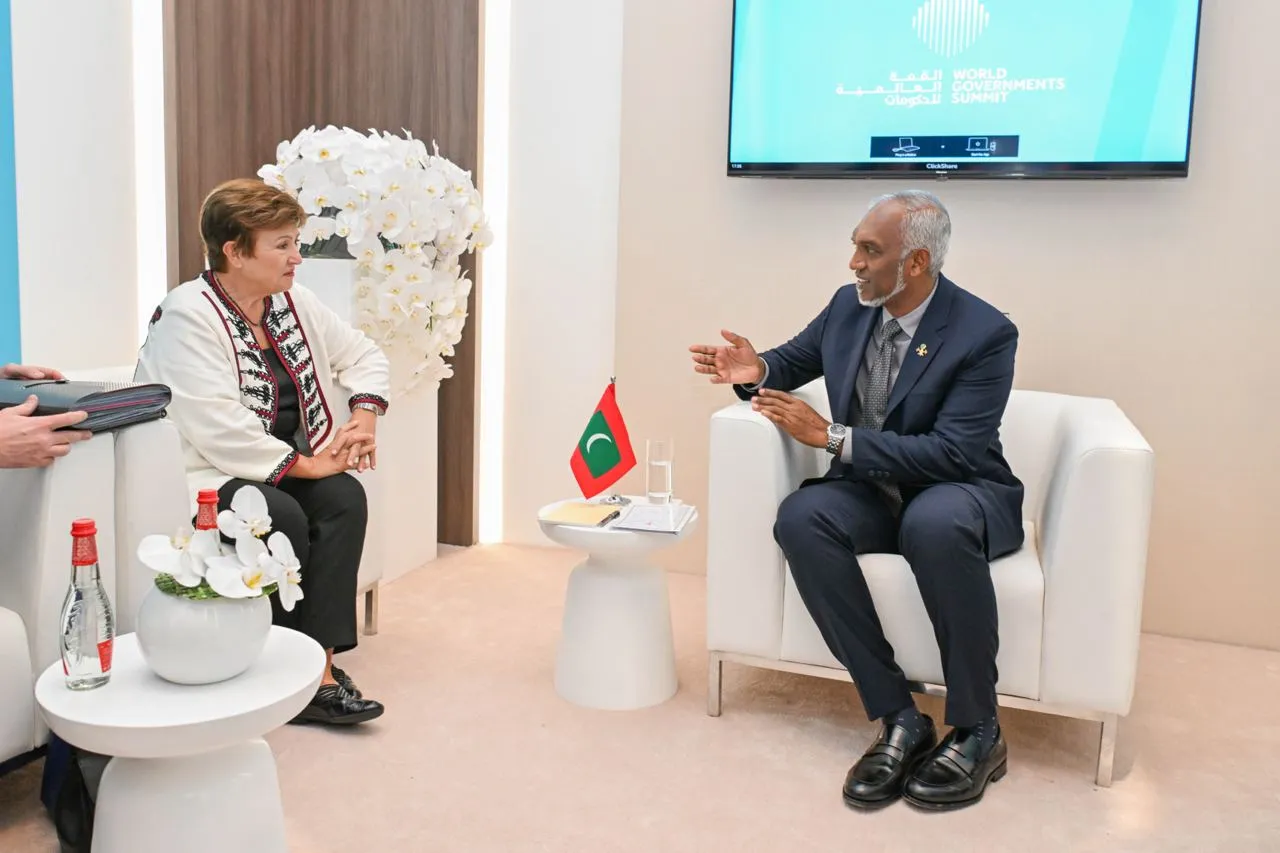 ރައީސުލްޖުމްހޫރިއްޔާ ޑޮކްޓަރ މުހައްމަދު މުޢިއްޒު އާއި އައިއެމްއެފްގެ އެމްޑީ --:ފޮޓޯ/ ރައީސް އޮފީސް