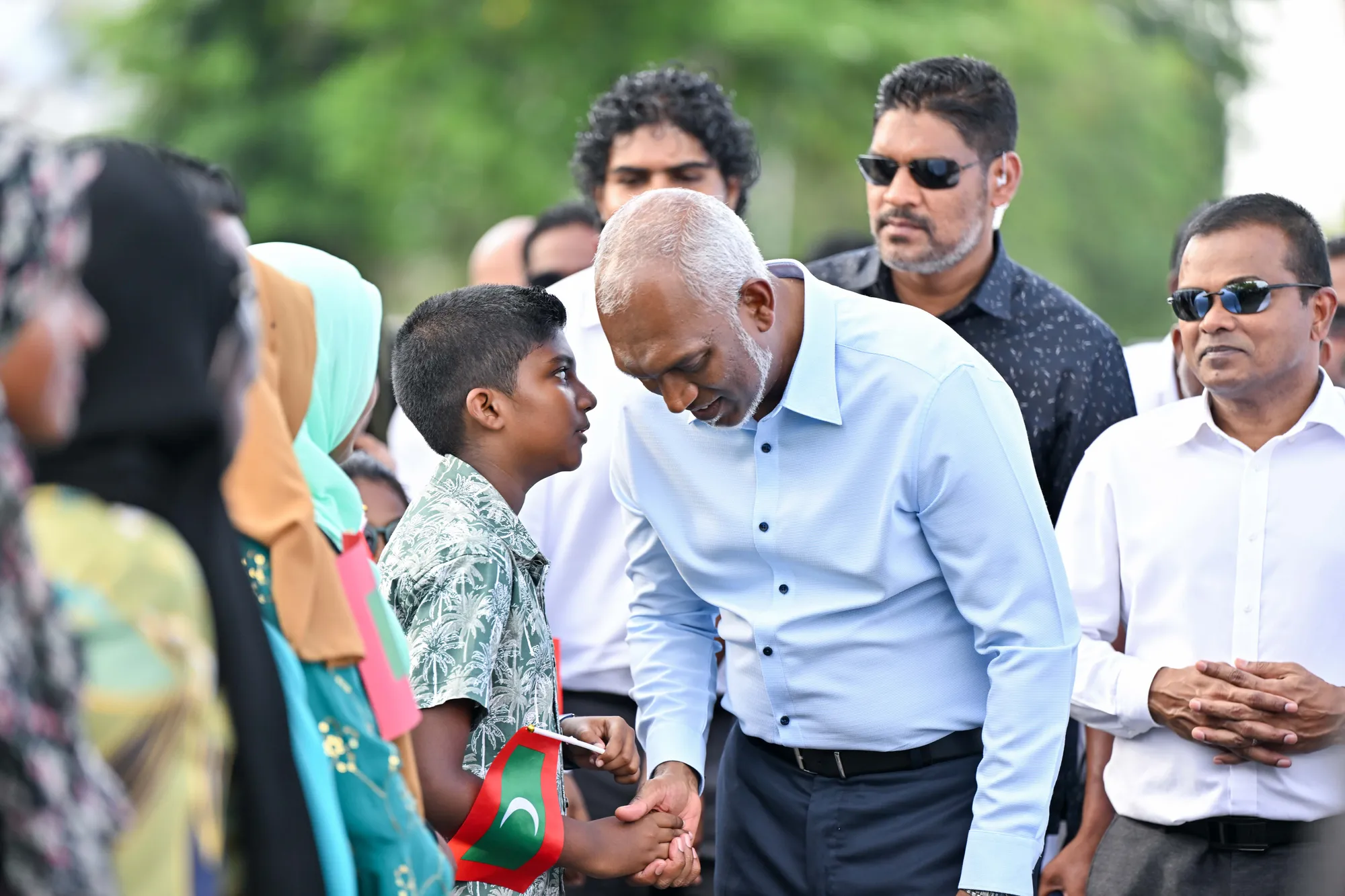 ރައީސް އައްޑޫ ސިޓީއަށް ކުރެއްވި ދަތުރުފުޅުގަައި އެ ސިޓީގެ ކުޑަ ކުއްޖަކާ ވާހަކަ ދައްކާލައްވަނީ