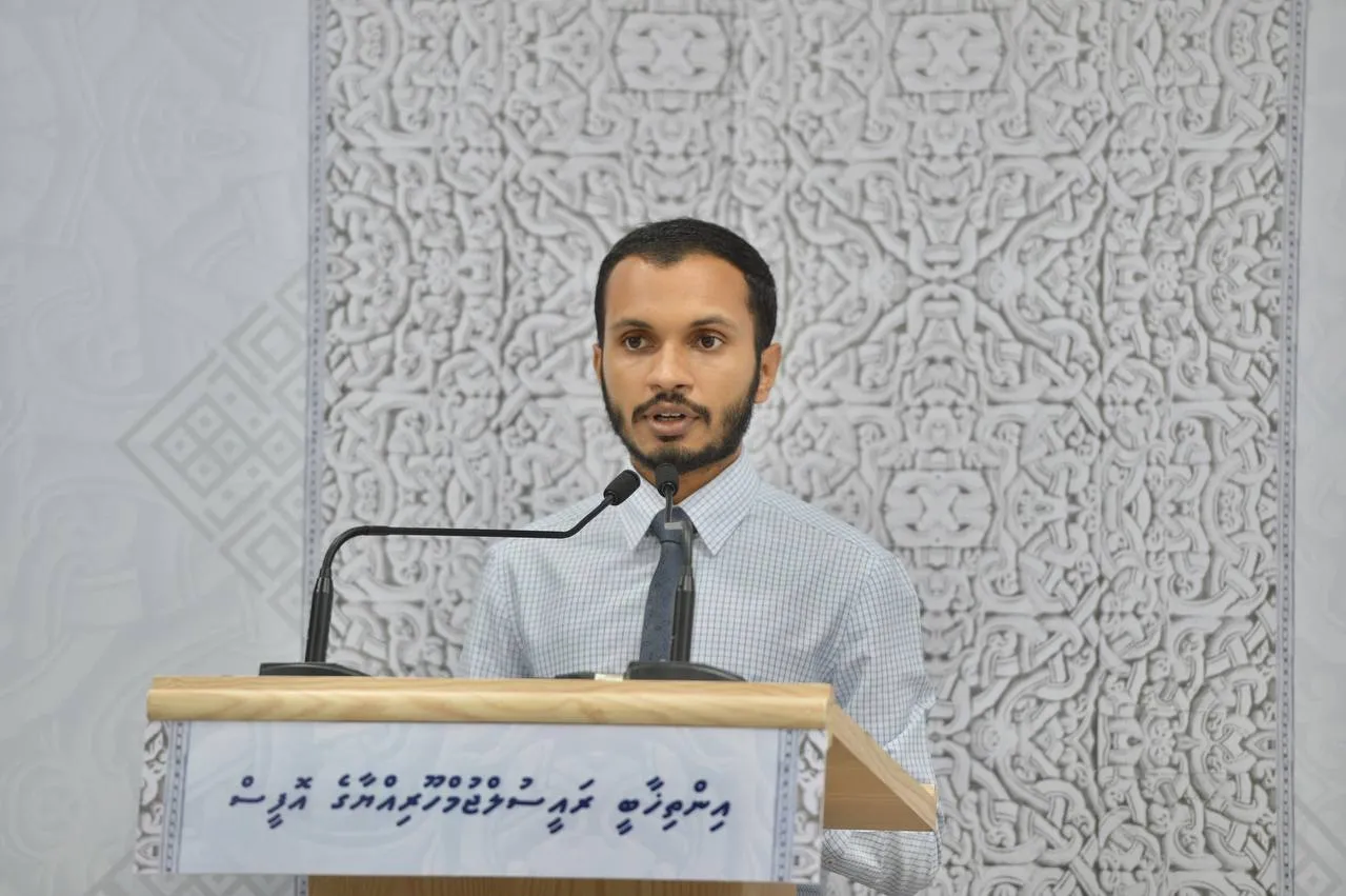 ސިޔާސީ މަގާމުތައް 700 އަށް ވުރެ އިތުރު ނުކުރުމަށް މުއިއްޒު ނިންމައިފި