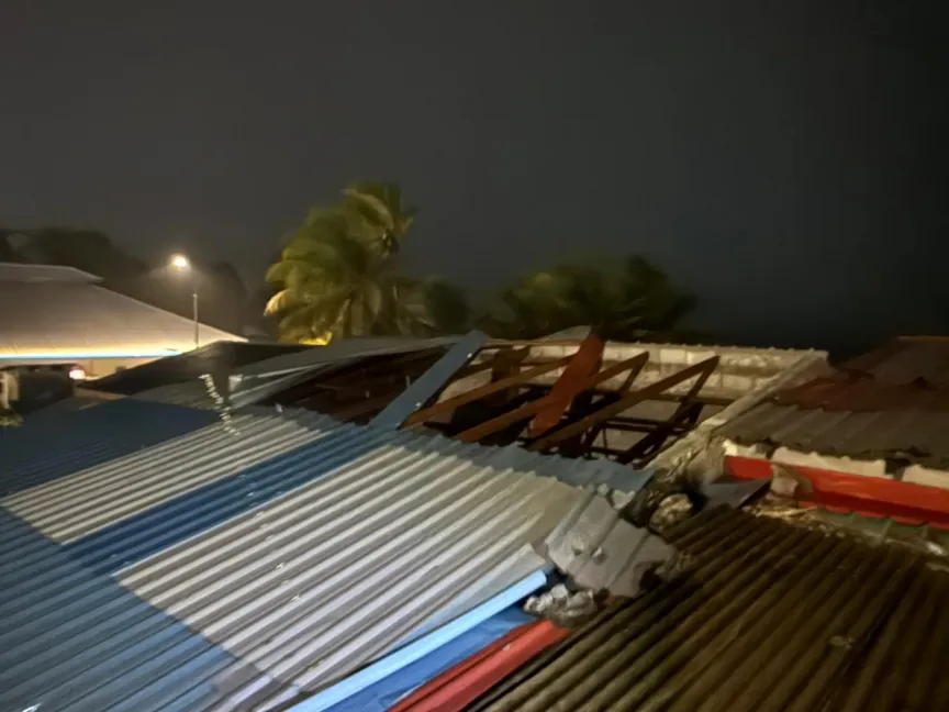  ގަދަ ވަޔާއެކު އައްޑޫ ސިޓީގެ ދެ ގެއެއްގެ ފުރާޅު އެއްލާލައިފި