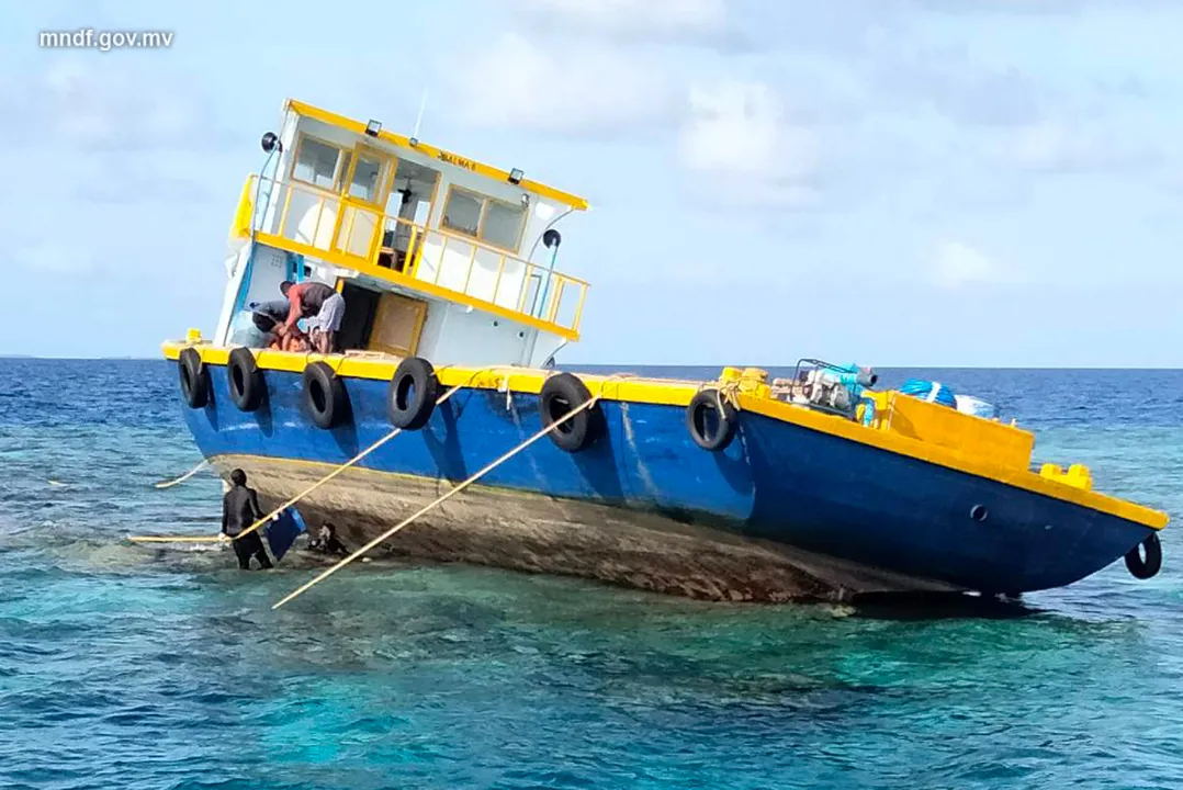 ހަތަރު މީހުންނާއެކު ދަތުރުކުރި މުދާ އުފުލާ ބޯޓެއް ފަރަށް އަރައިފި!