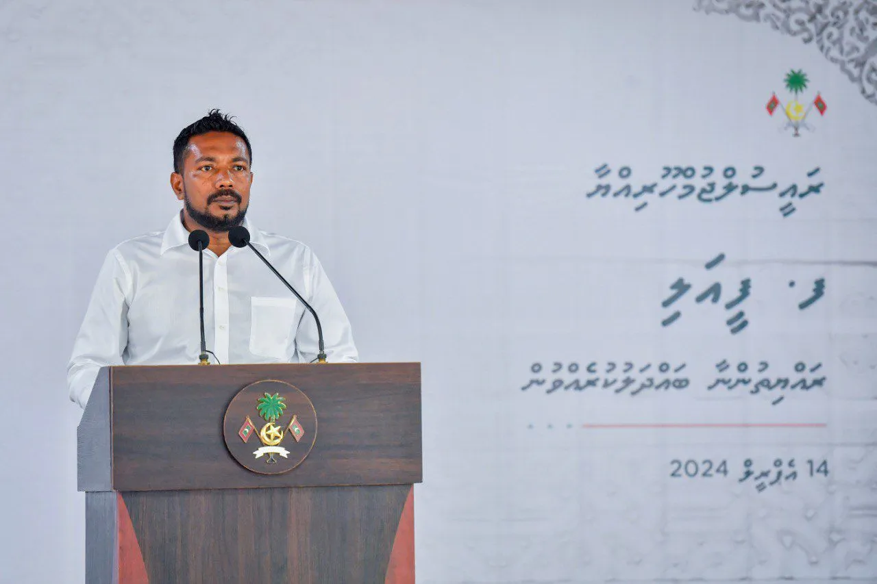 ރައީސް ޑރ. މުޙައްމަދު މުޢިއްޒު ފީއަލީ ރައްޔިތުންނާ ބައްދަލުކުރެއްވި ޖަލްސާގައި މުބީން ވާހަކަދައްކަވަނީ --- ފޮޓޯ: ރައީސް އޮފީސް