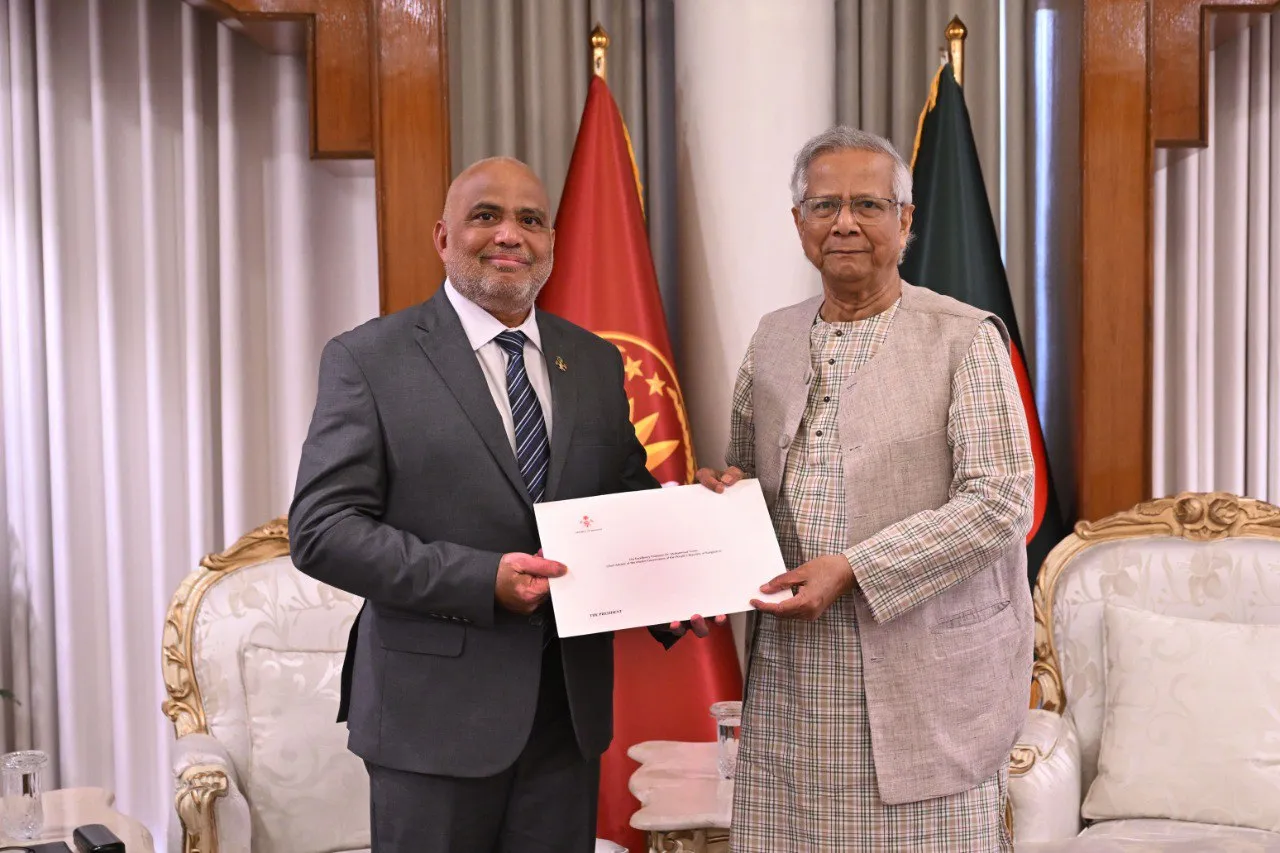 ރައީސްގެ މަންދޫބު، ބަންގްލަދޭޝްގެ ވަގުތީ ސަރުކާރުގެ ވެރިޔާއާ ބައްދަލުކުރައްވައިފި