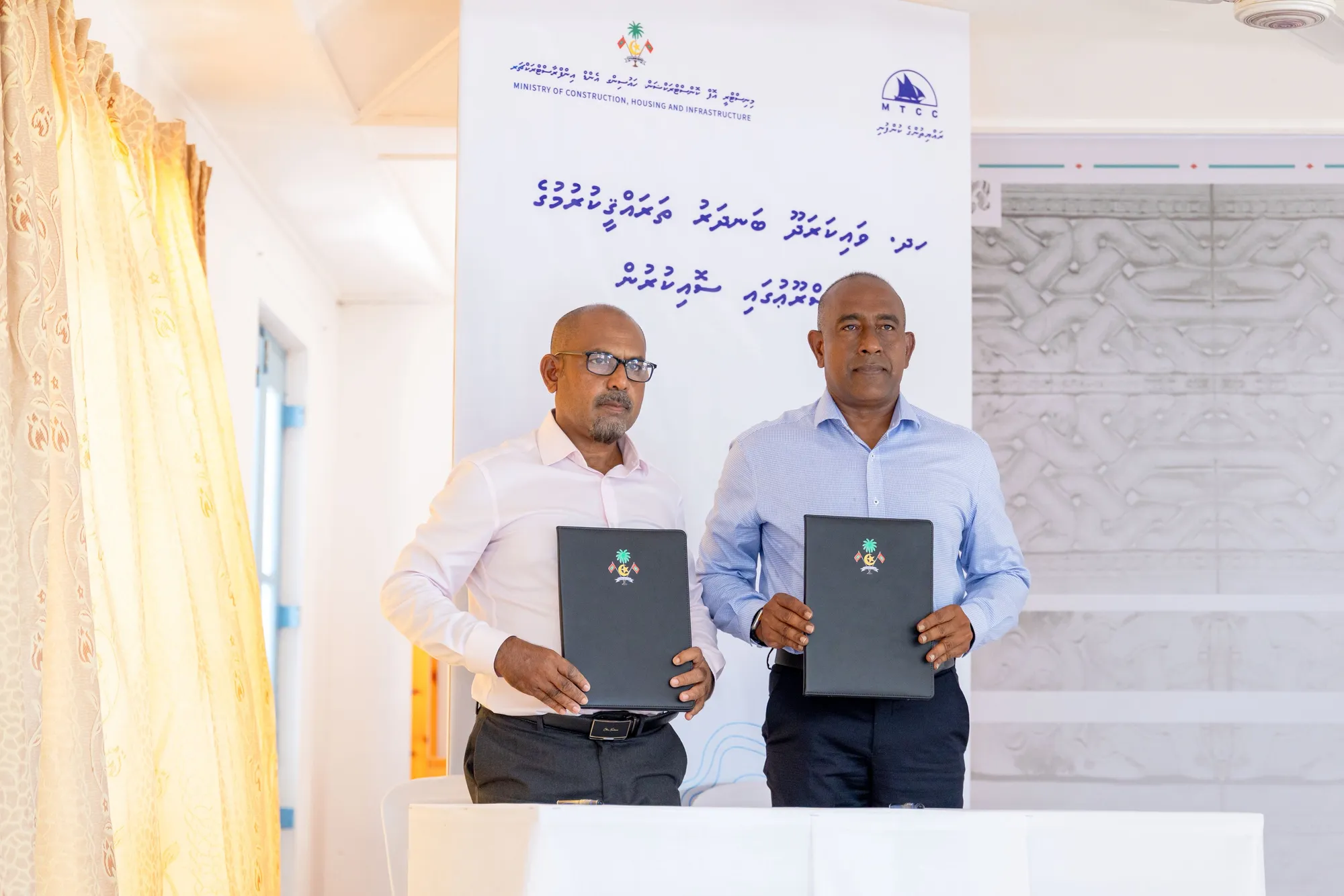ވައިކަރަދޫ ބަނދަރު ހެދުމުގެ އެއްބަސްވުމުގައި ސޮއިކުރުން...