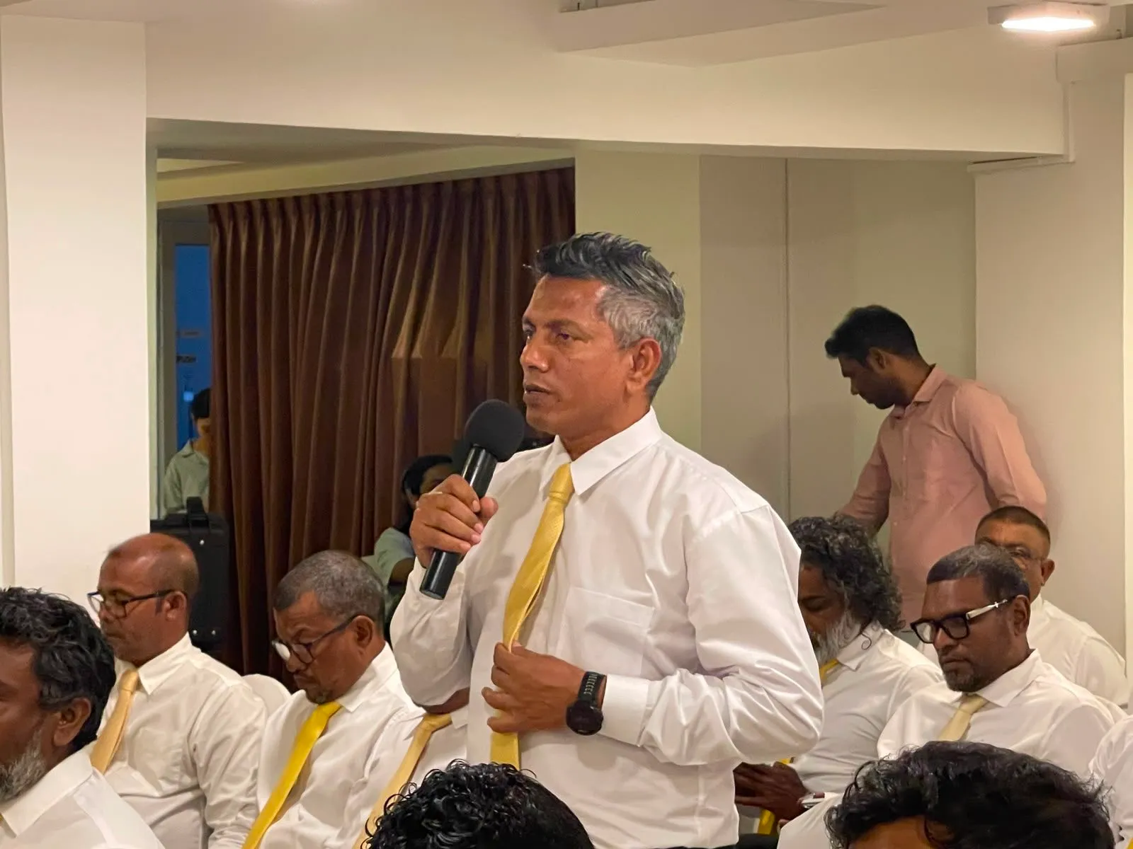 ސޯބެއަށް ކެމްޕޭން ކޮށްދިން ގިނަ ބަޔަކު ވަޒީފާއިން ވަކިކޮށްފި